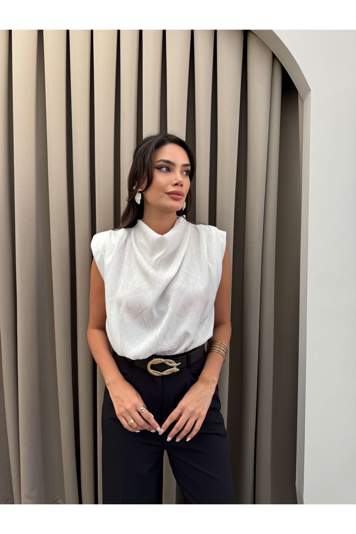 ESRAHELVACI Ekru Desenli Vatkalı Sıfır Kol Bluz