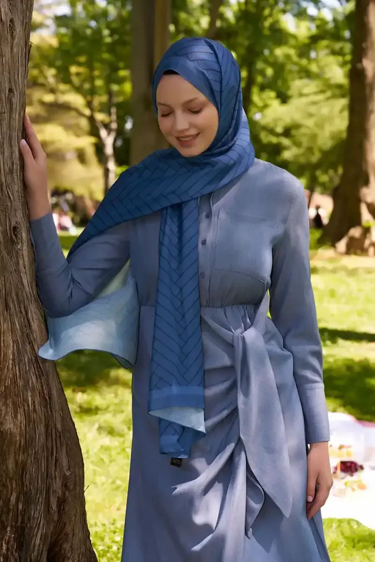 Madame Polo-Hyper Zigzag Pattern Shawl - Indigo 2