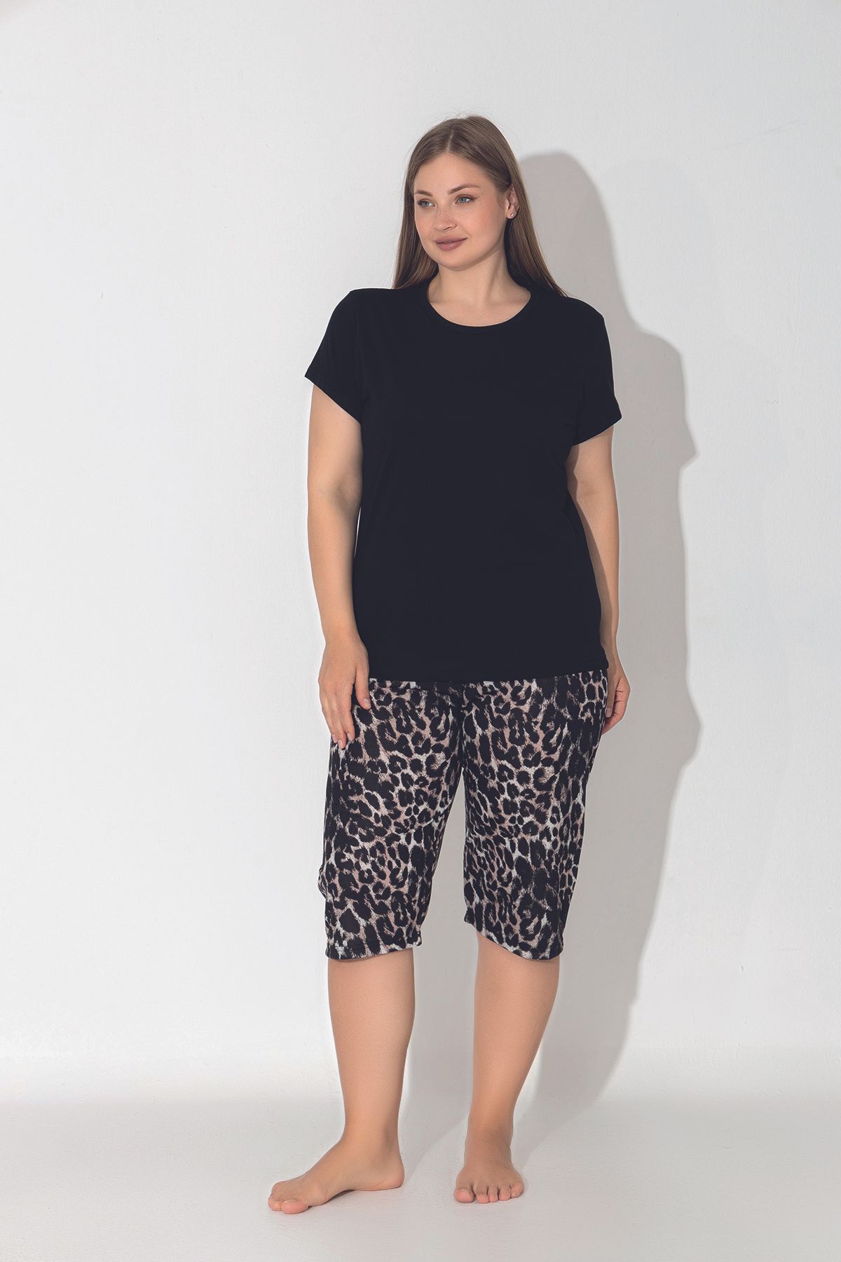 ModaLeaf Siyah Renkli Leopar Baskılı Kısa Kollu Rahat Kesim Büyük Beden Kapri Pijama Takımı