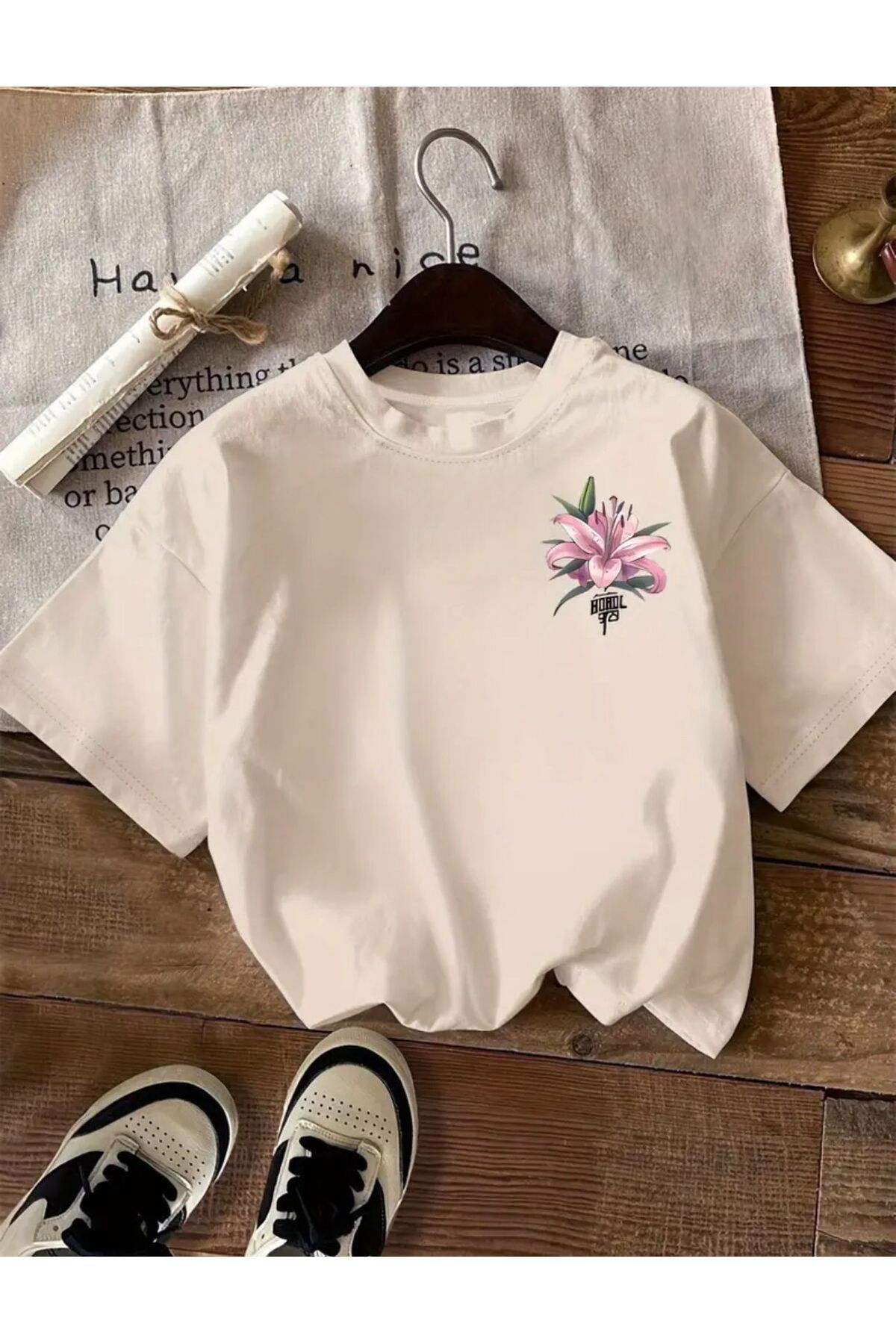caddekombin Pembe Zambak Göğüs Baskılı Pamuk Penye Bej Tişört