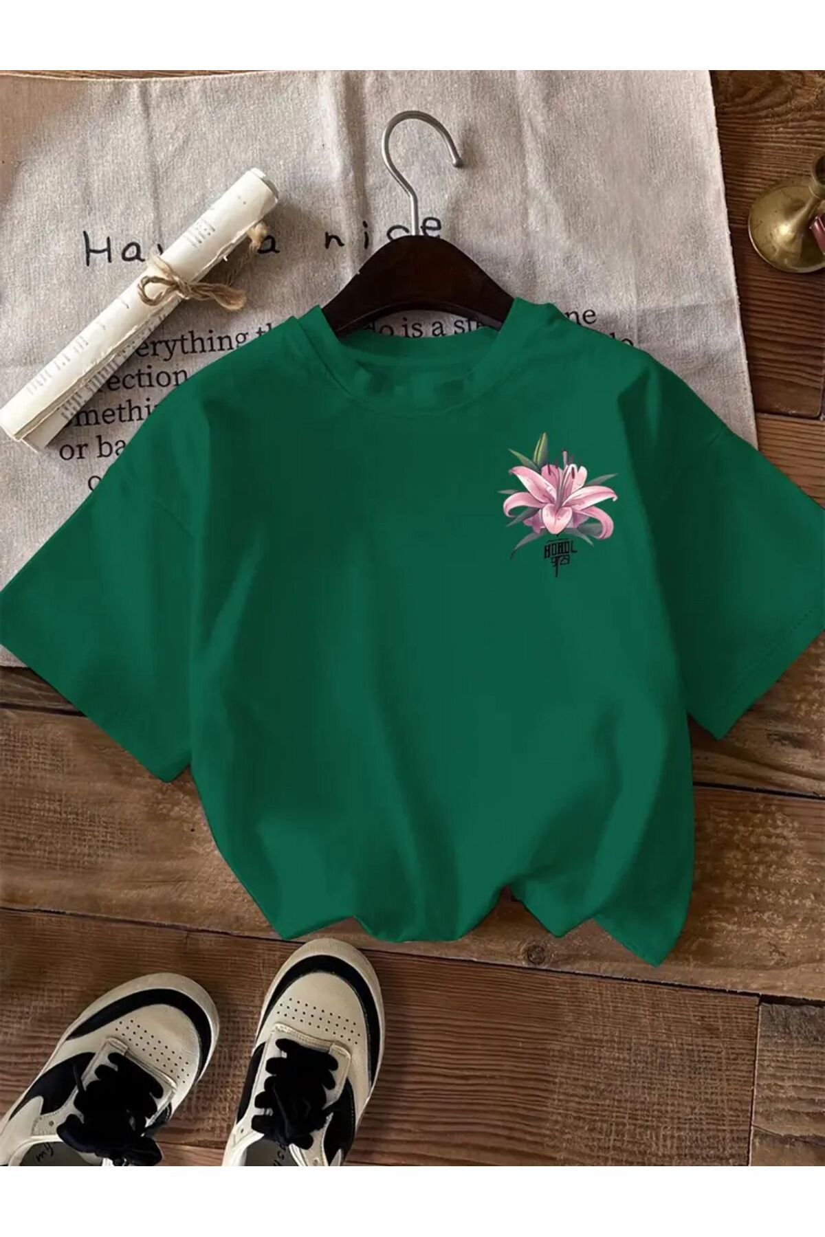 caddekombin Pembe Zambak Göğüs Baskılı Pamuk Penye Yeşil Tişört