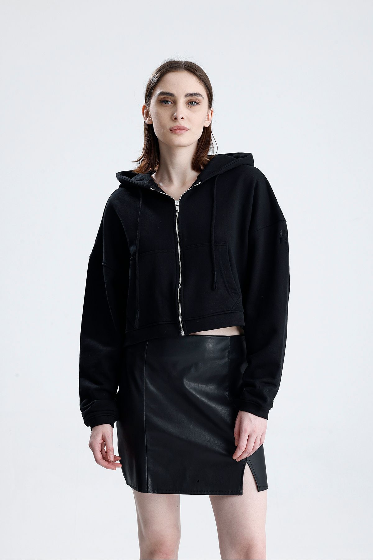 Sofist İstanbul Siyah Kadın Essentials Fit Zip Hoodie %100 Pamuk Kapüşonlu Düşük Omuzlu Fermuarlı Kanguru Cepli