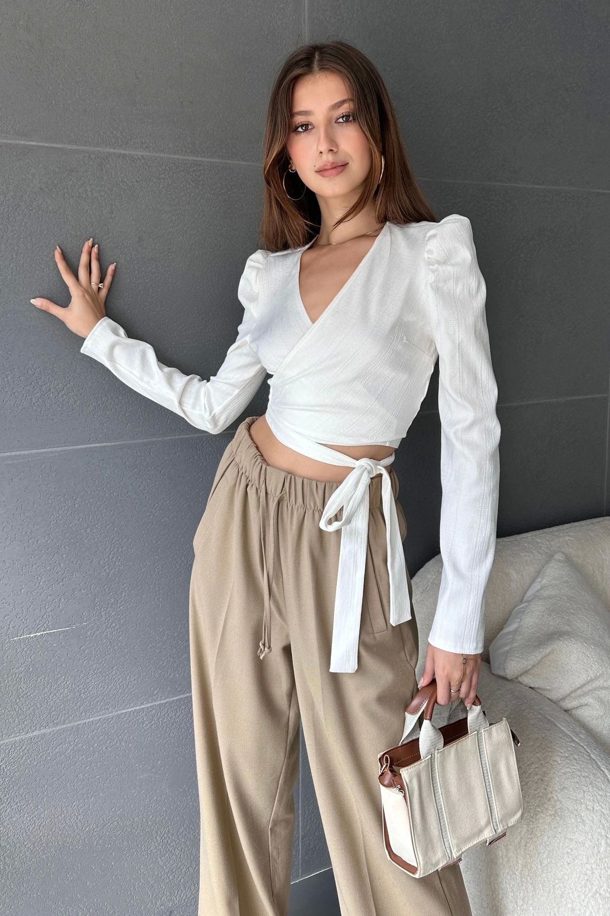 Nateli Kruvaze Yaka Beli Kuşaklı Crop Bluz