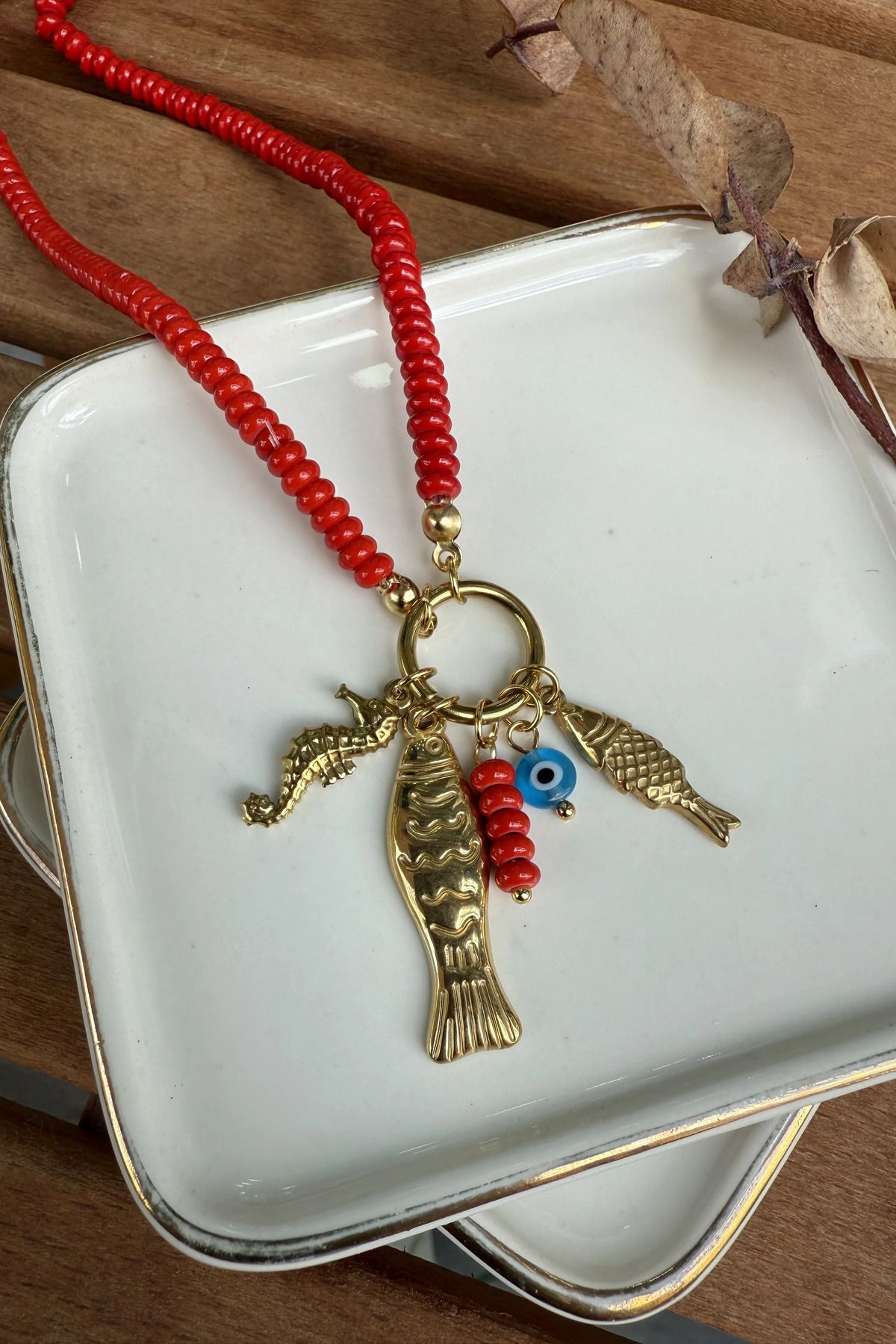 AURA ATELIER Çelik Kırmızı Boncuklu Balık ve DenizAtı Charmlı Kolye 61cm Şık
