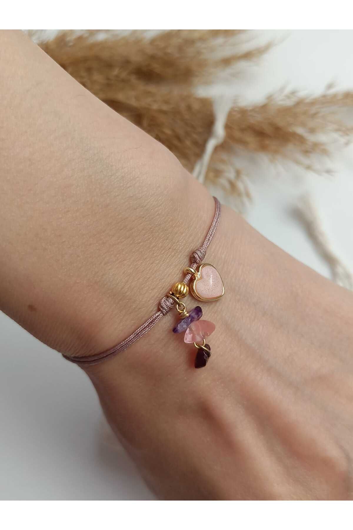 Hanna Design Ayarlanabilir Bej İp Bileklik – Pembe Kuvars, Ametist, Garnet ve Kalp Charmlı El Yapımı Bileklik