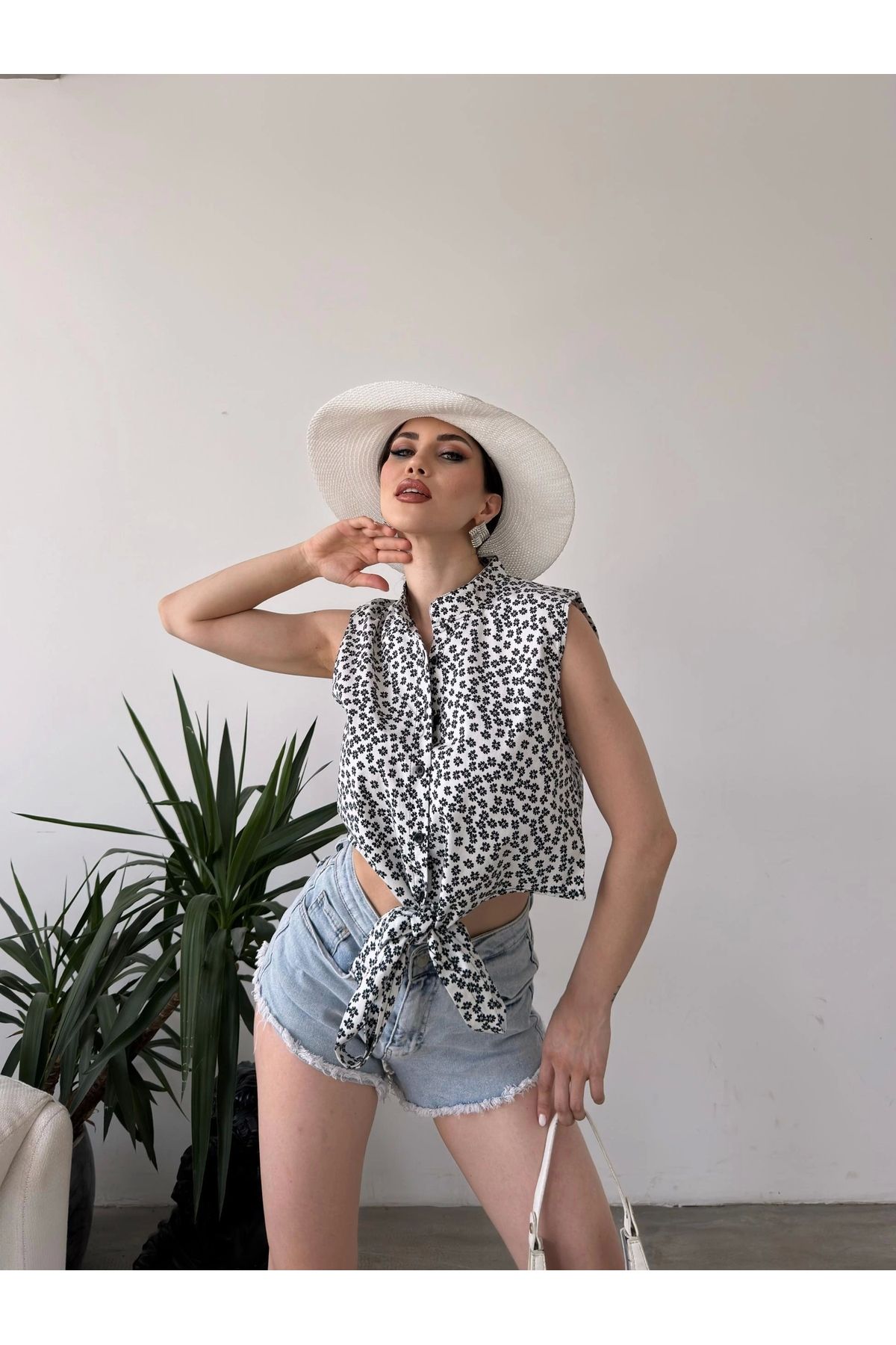 Nateli Çiçek Desenli Bağlama Detaylı Crop Gömlek Bluz
