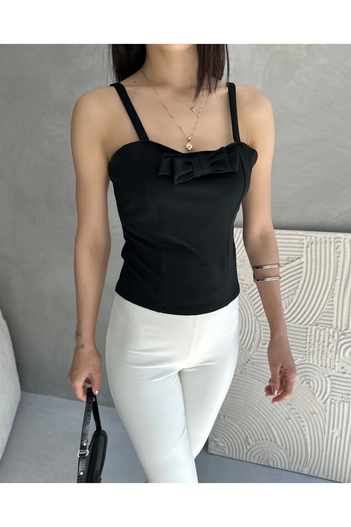 Nateli İp Askılı Yakası Fiyonk Detaylı Crep Bluz