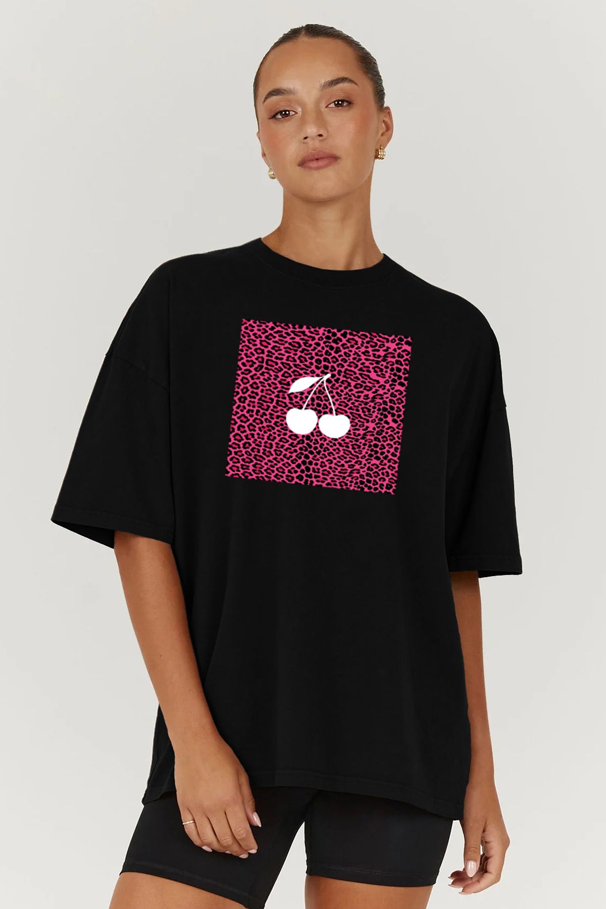 MODA Leopar Desenli Cherry Vişne Kiraz Baskılı Oversize Kalıp Siyah Geniş Bol Kesim Kadın Tişört