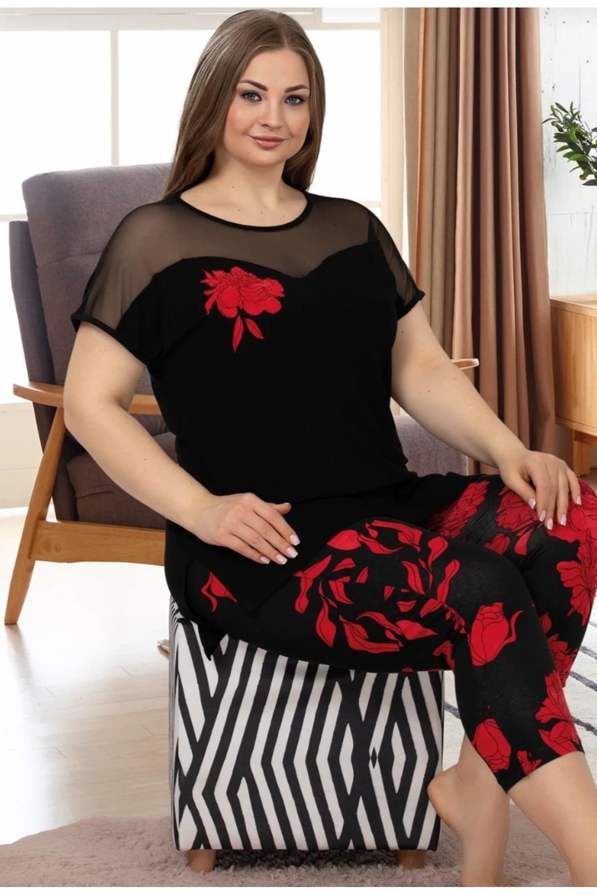 Lady Kısa Kollu, Çiçek Desenli, Kapri Taytlı Battal Beden Kadın Pijama Takımı