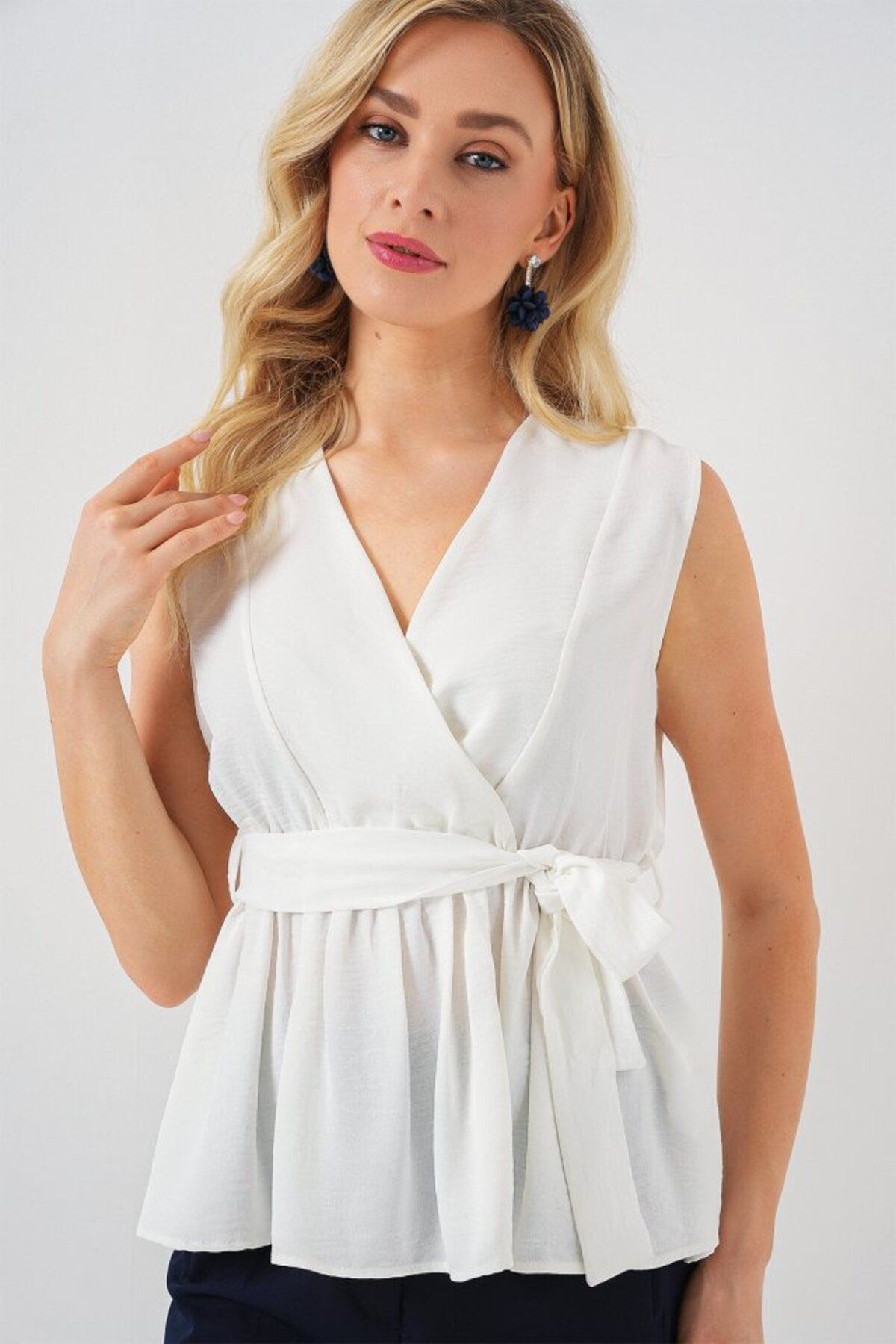 ETİLER COLLECTION Kruvaze Yaka Kolsuz Bluz 966 - Beyaz