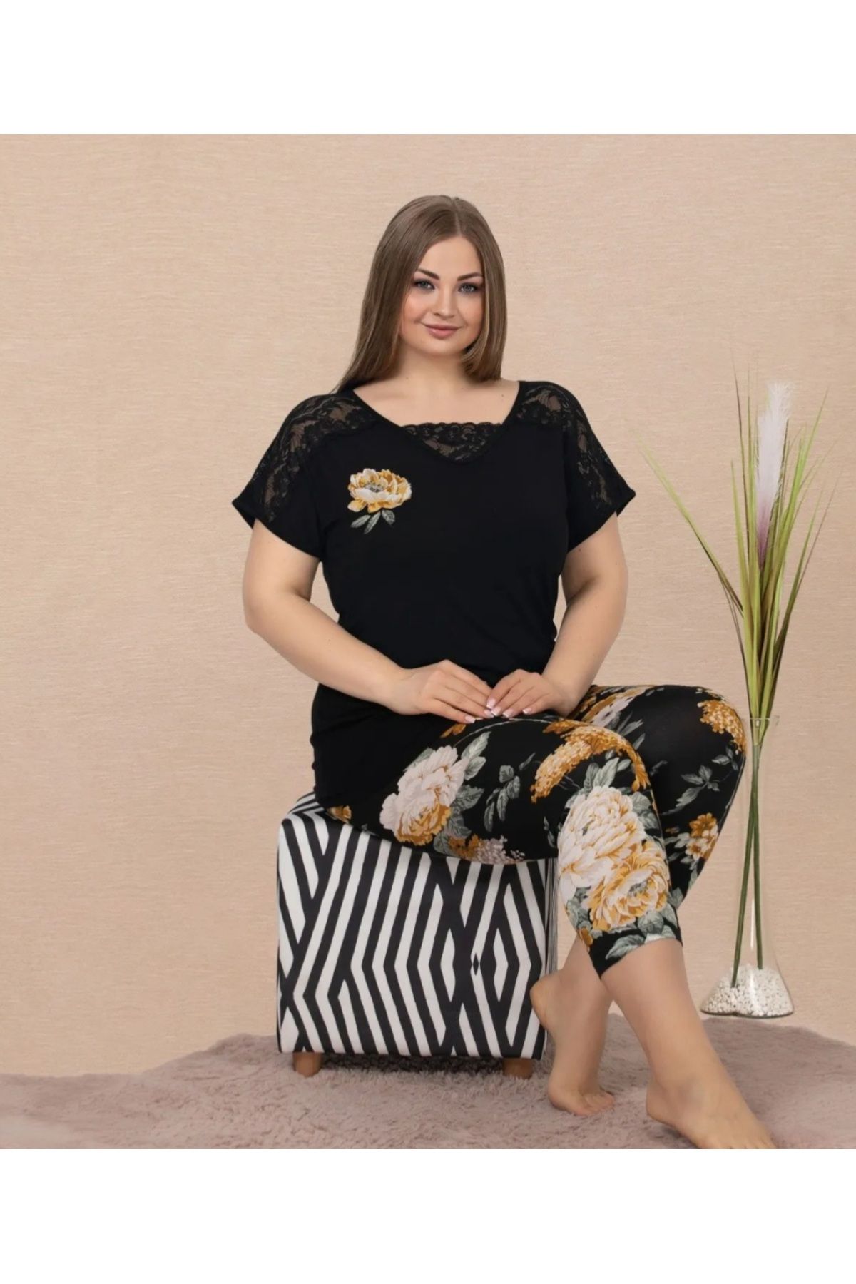 Lady Çiçek Desenli, Kısa Kollu, Kapri Taytlı Battal Beden Kadın Pijama Takımı