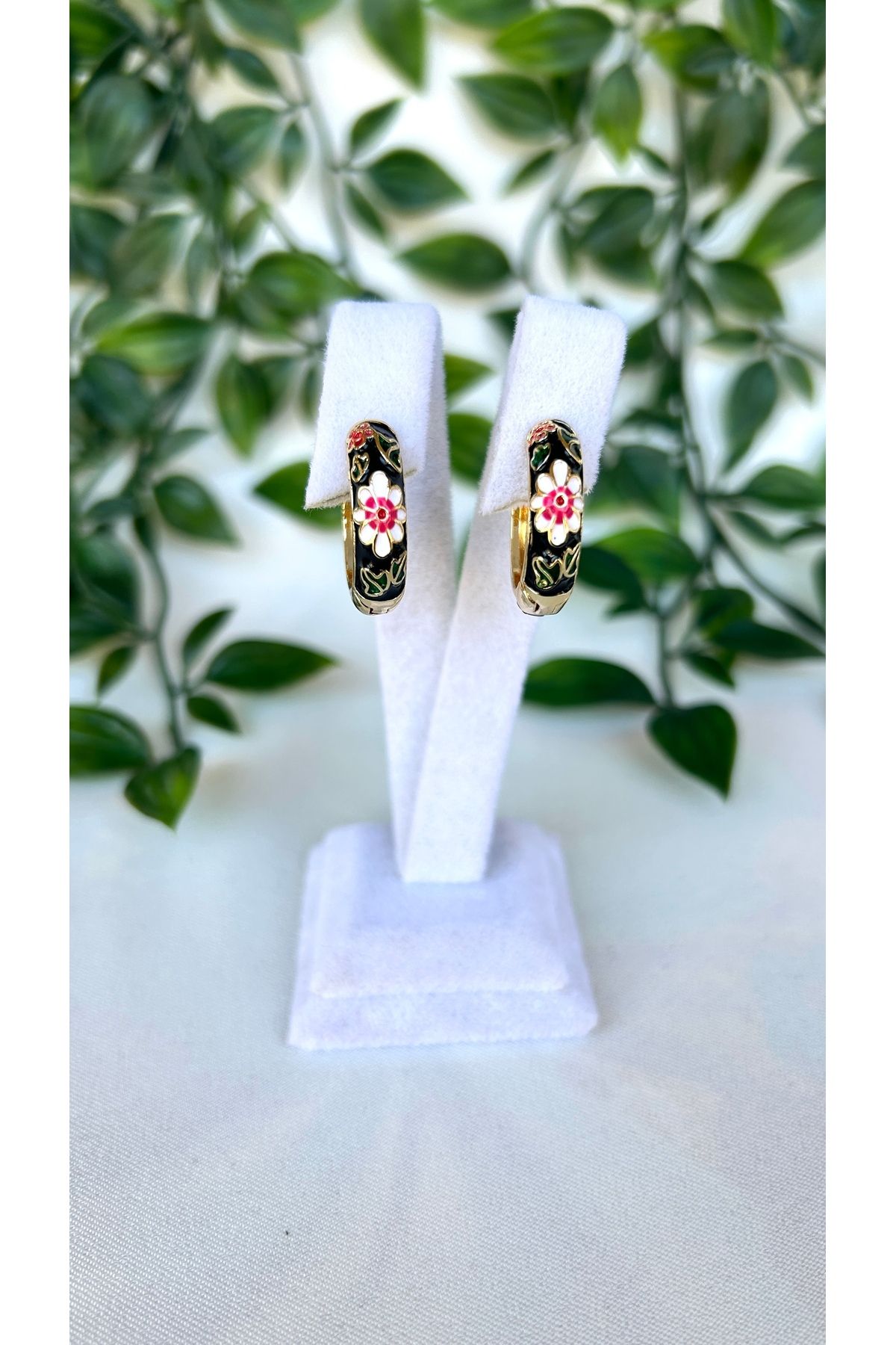 Alvora Accessories Özel Seri Mineli Renkli Çiçek Işlemeli Halka Küpe - Siyah