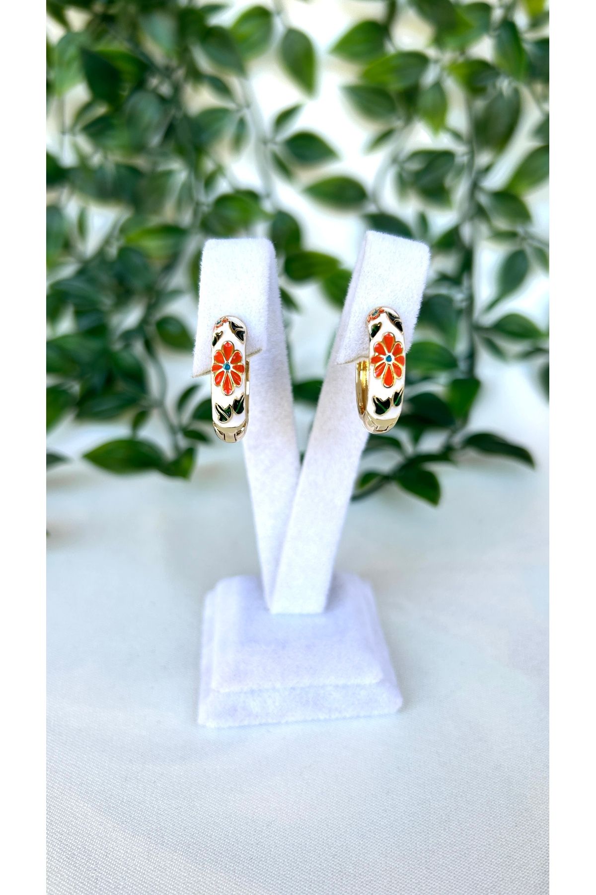 Alvora Accessories Özel Seri Mineli Renkli Çiçek İşlemeli Halka Küpe -Beyaz