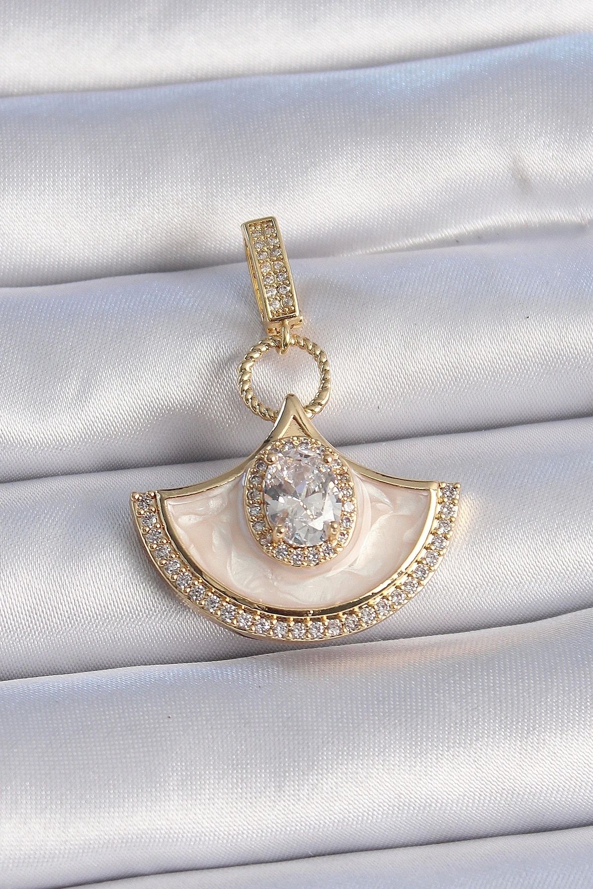 shopwave Pirinç Gold Renk Zirkon Taş Detaylı Beyaz Mineli Ajda Charm