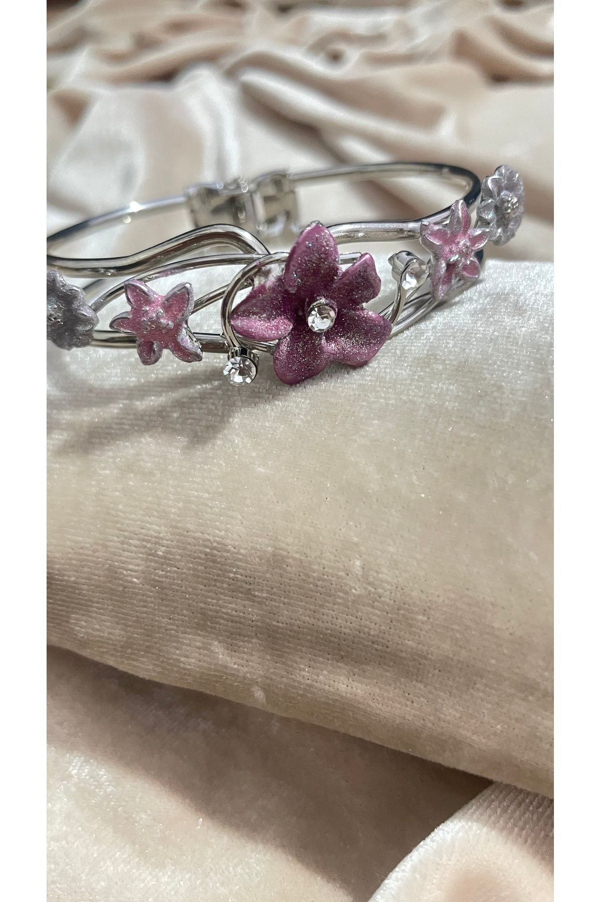 steelbijuteri 🌸 Kristal Çiçekli Işıltılı Kelepçe Bileklik – Zarafetin Yeni Hâli 🌸