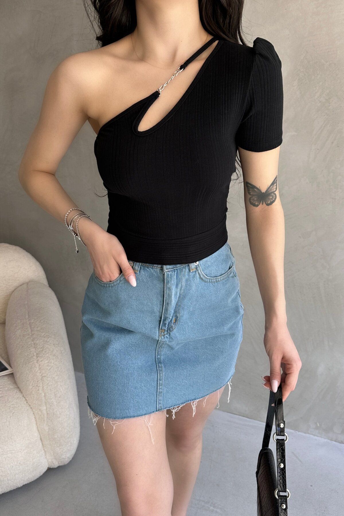 BEEMU Tek Omuz Zincir Detaylı Crop Bluz
