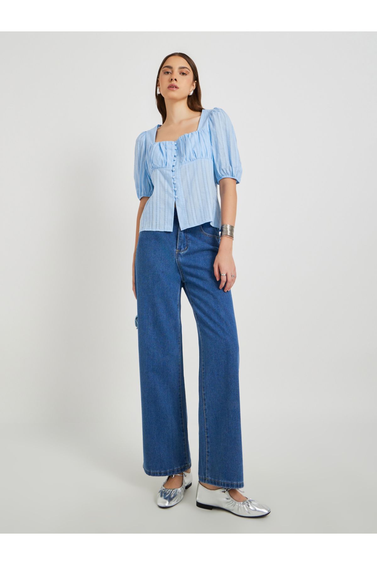 Styli-Textured Puff Sleeve Square Neck Buttoned Top 2