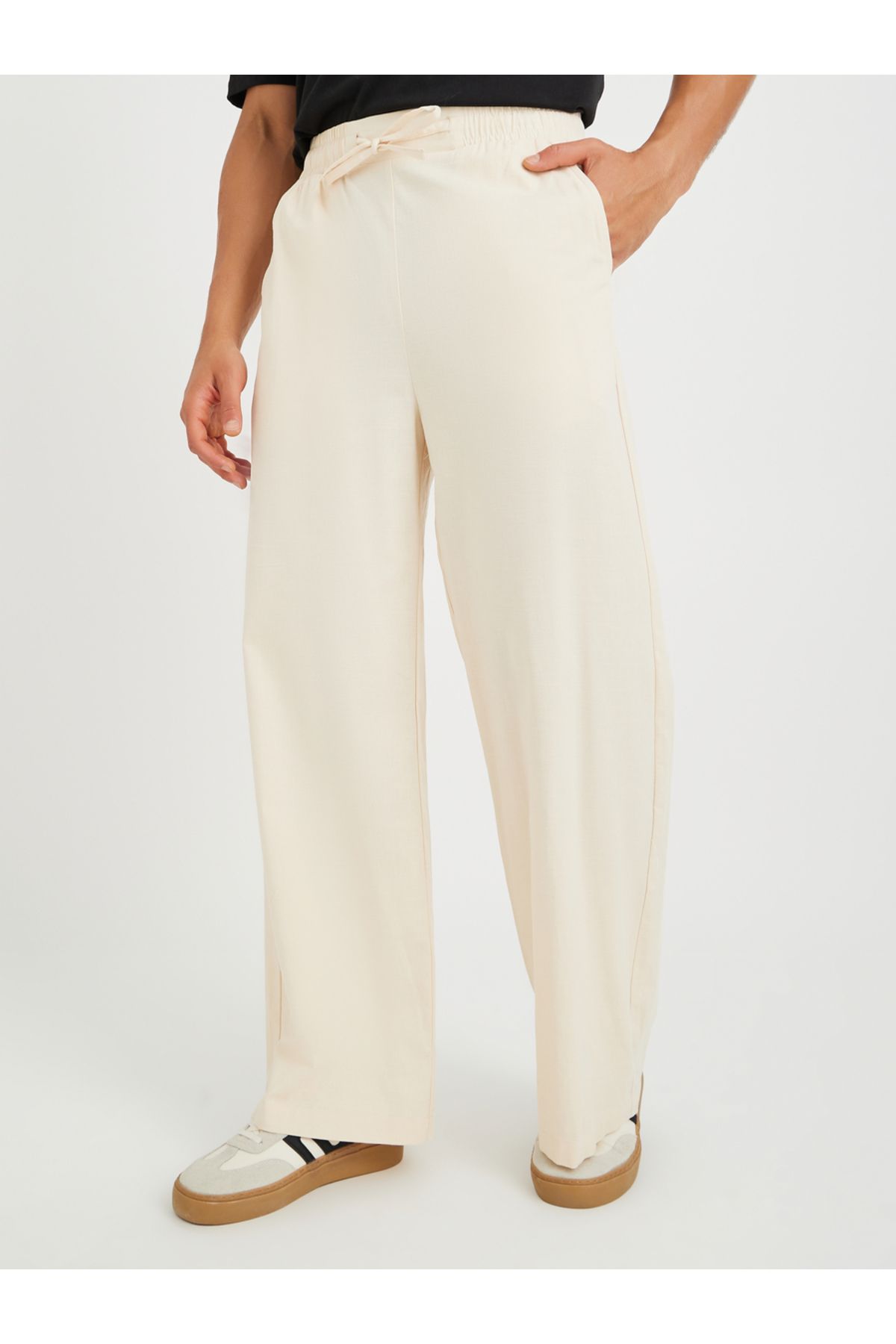 Styli-Men Solid Drawstring Waistband Oversized Trousers 1