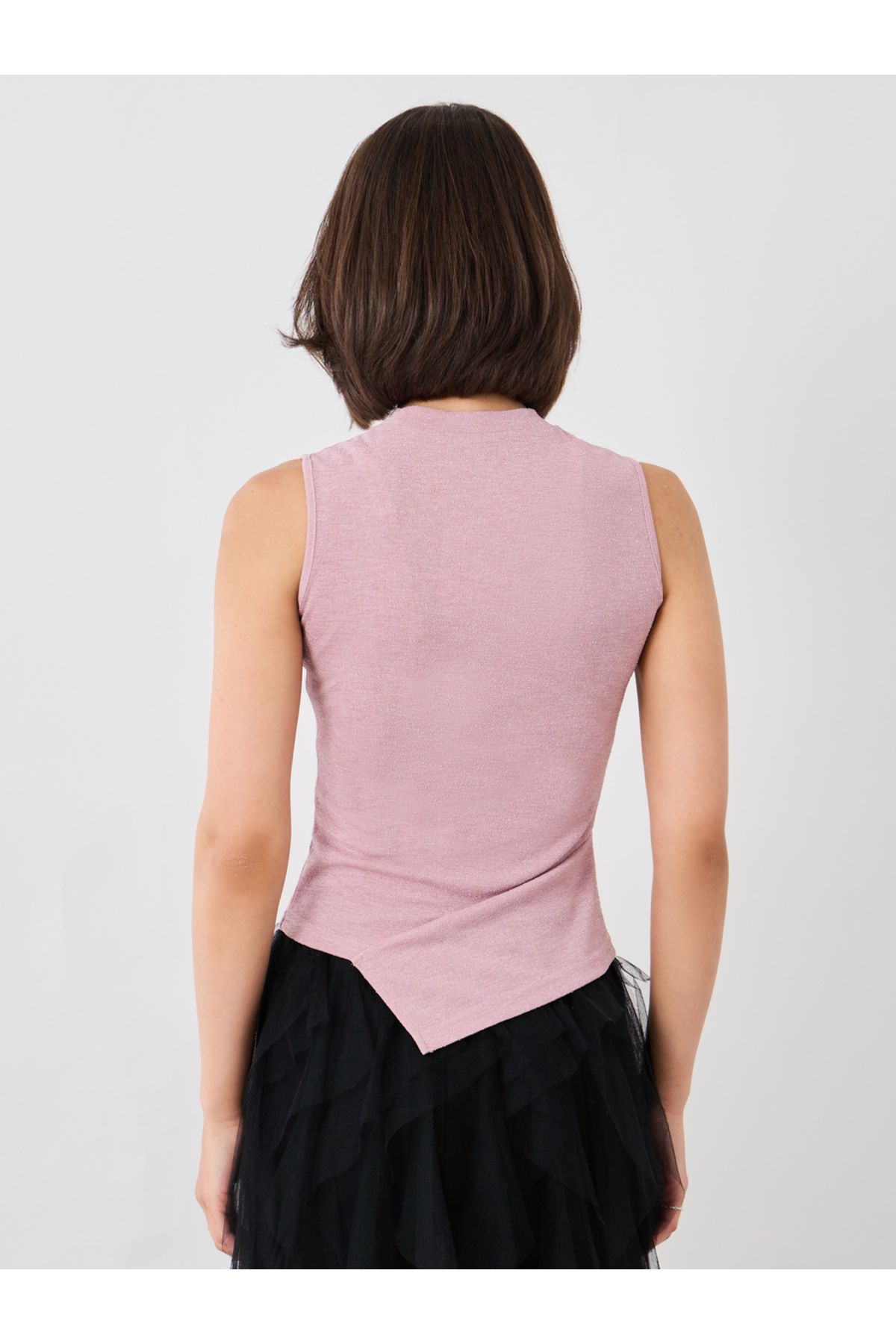 Styli-Solid Sleeveless Asymmetric Hem Knitted Top 4