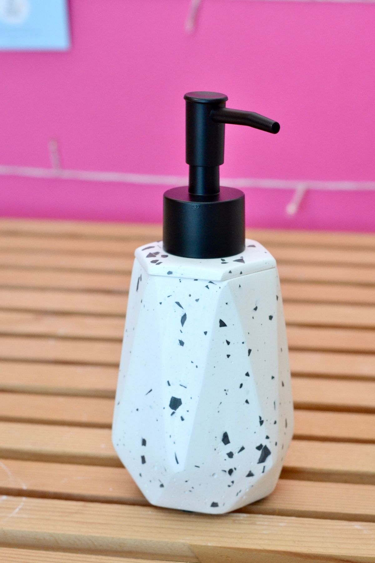 Bİ DOLU DÜKKAN Antrasit Terrazzo Desenli El Yapımı Sıvı Sabunluk | Mat Pompalı Terrazzo Sıvı Sabunluk