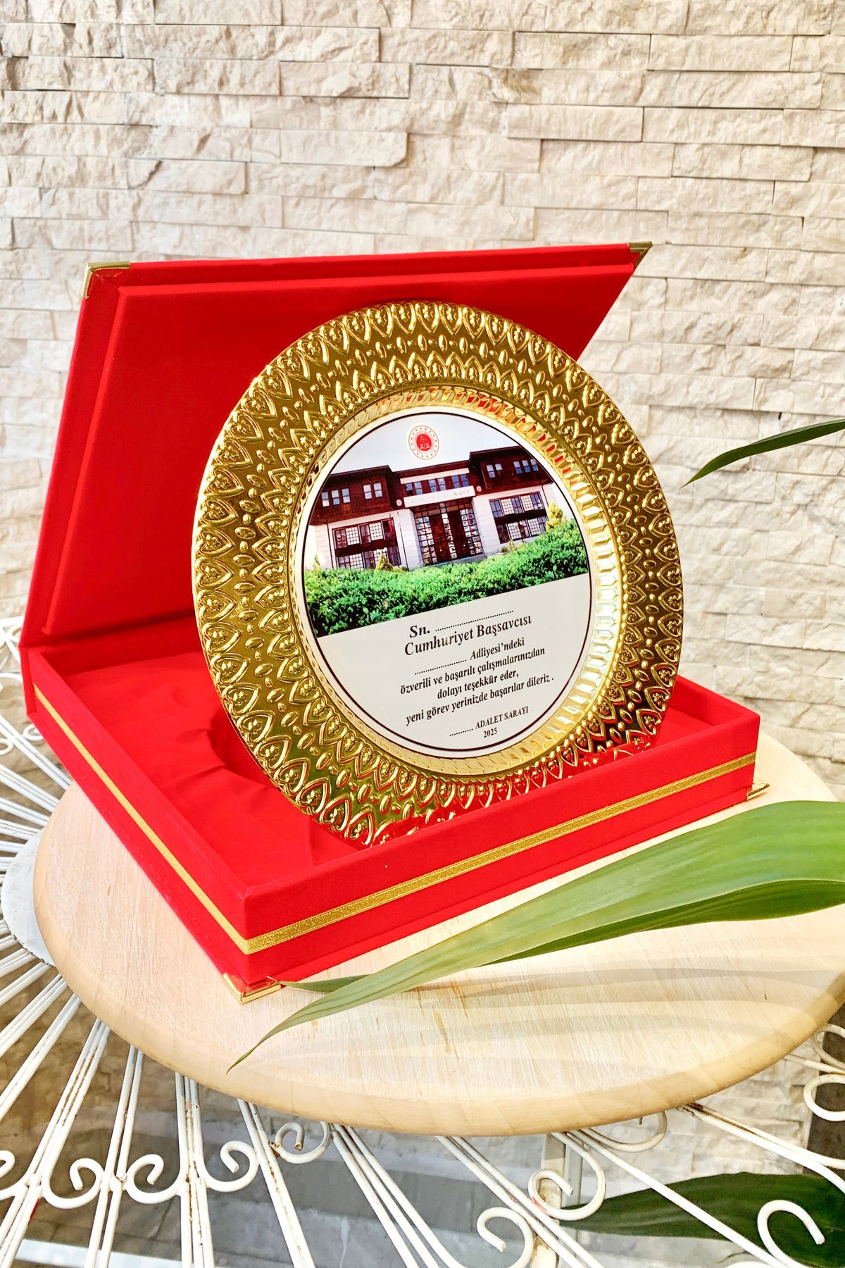 StudioSedef Kişiye Özel Tabak Plaket - Kırmızı Kadife Kutulu - Adliye Tasarımı