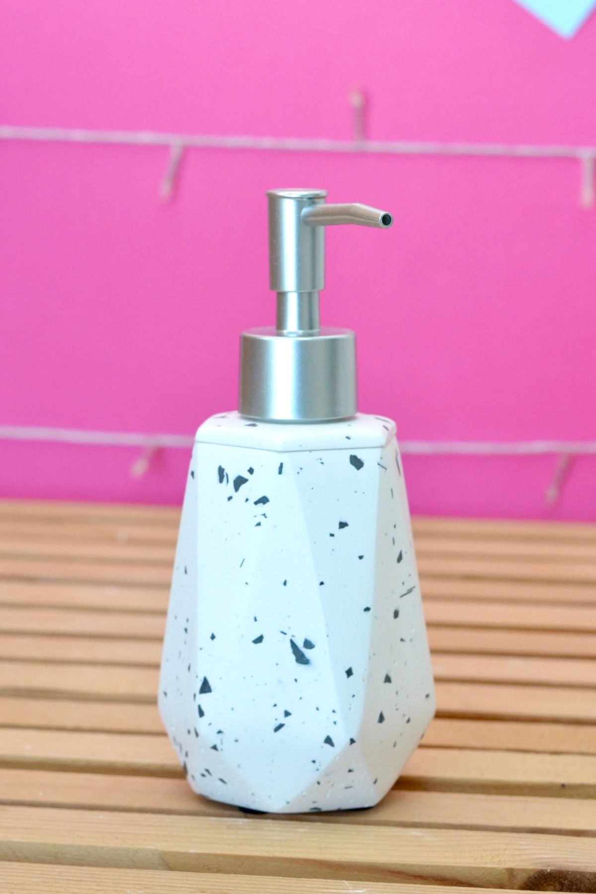 Bİ DOLU DÜKKAN-Dozator de săpun lichid lucrat manual cu model antracit Terrazzo |   Dozator de săpun lichid Terrazzo cu pompă mată 3