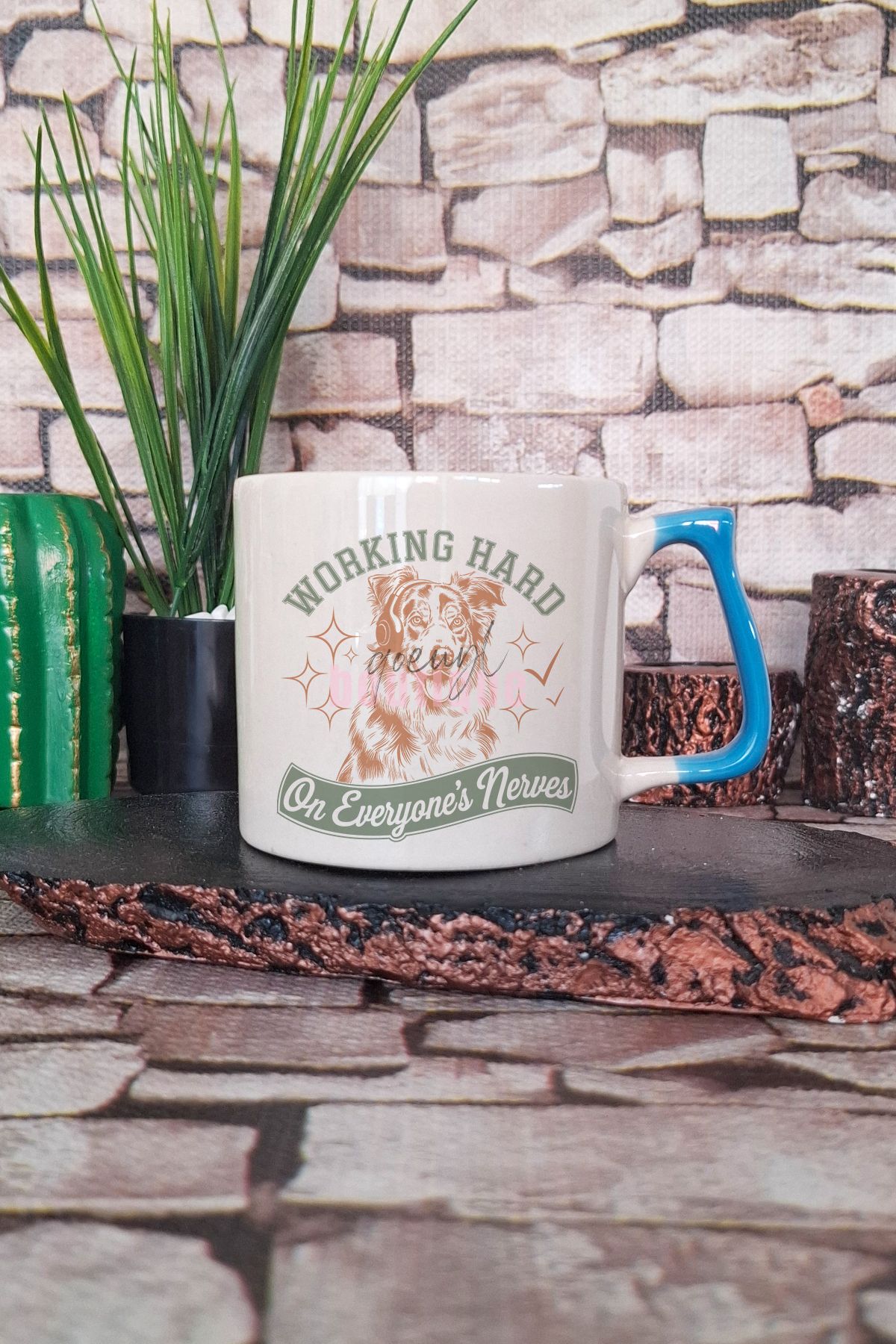 qoeuyl boutique Working Hard Baskılı Komik Çalışkan Köpek Mottosu Hediyelik Kulplu Kupa Bardak