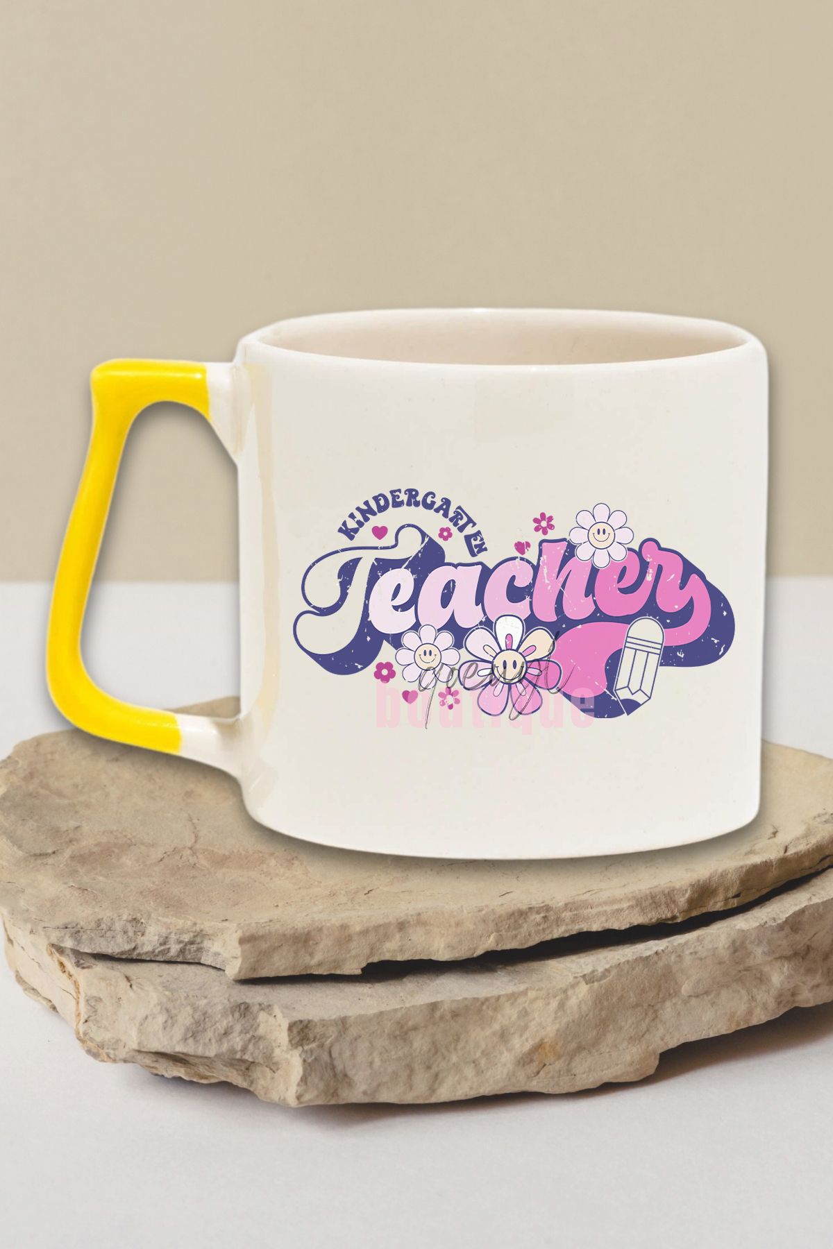 qoeuyl boutique Groovy Kindergarten Teacher B Distressed Baskılı Retro Hediyelik Kulplu Kupa Bardak