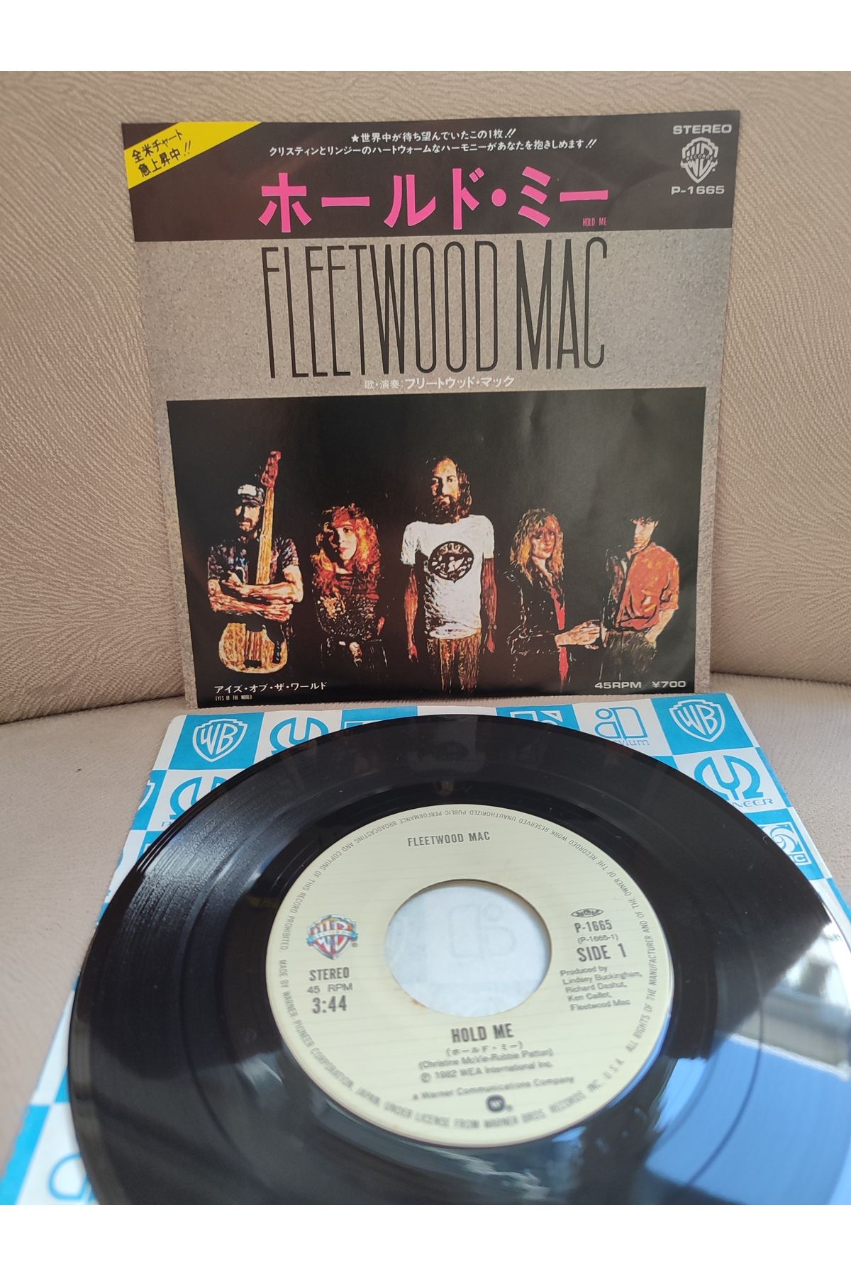 Plakperest FLEETWOOD MAC - Hold Me / Eyes of The World - 1982 Japonya Basım 45lik Plak 2.el