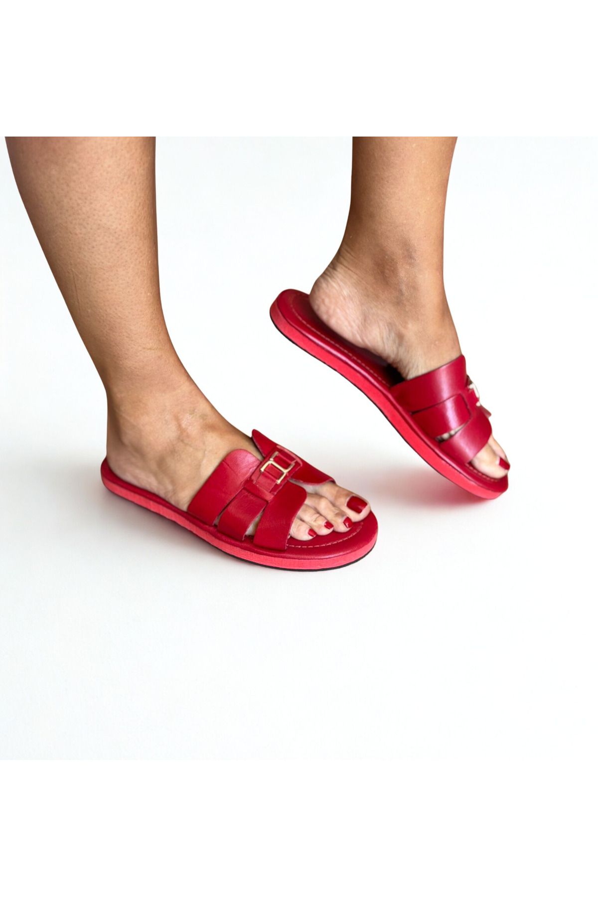 NEVE SHOES Kırmızı Hakiki Deri Gold Aksesuarlı Kadın Günlük Rahat ve Şık Terlik