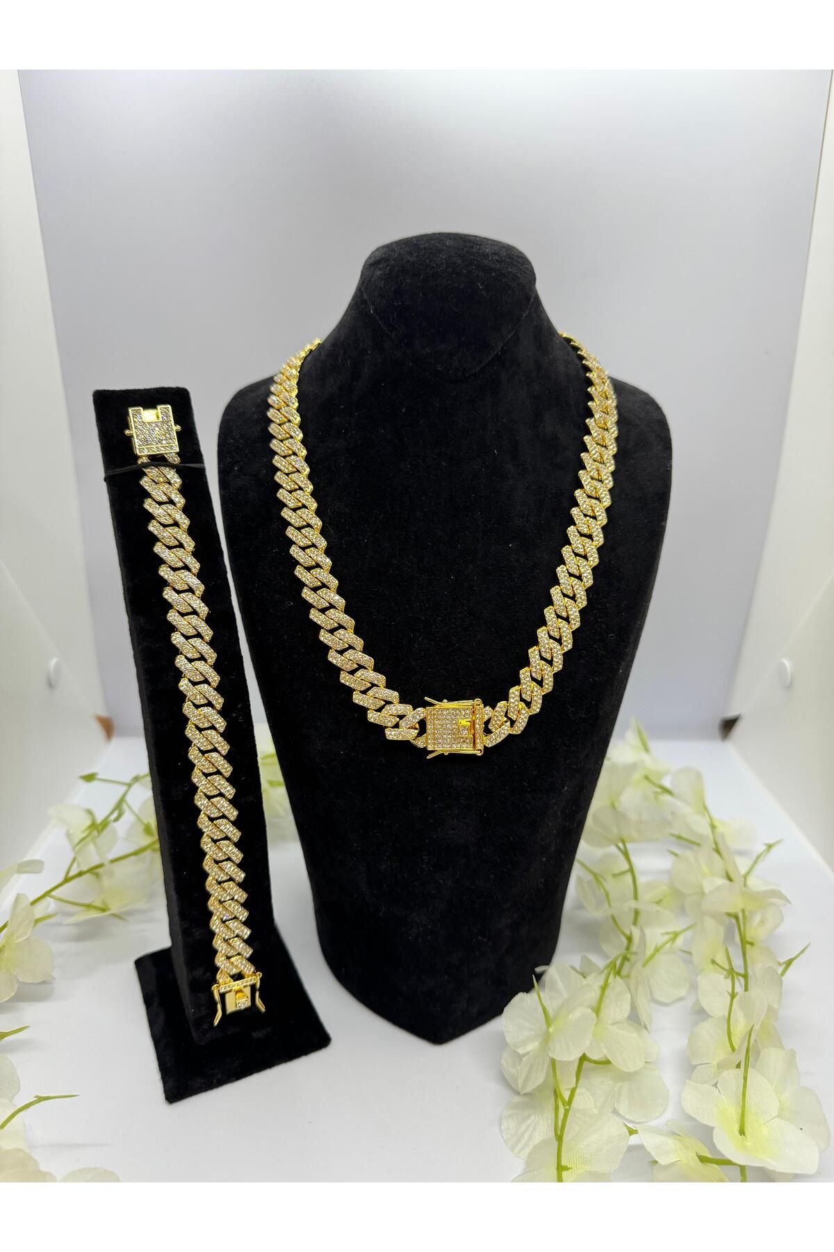 Constanza Exclusive 22 Ayar Altın Kaplama Özel Parlayan Taşlı Set : Kolye Bileklik Lvd532