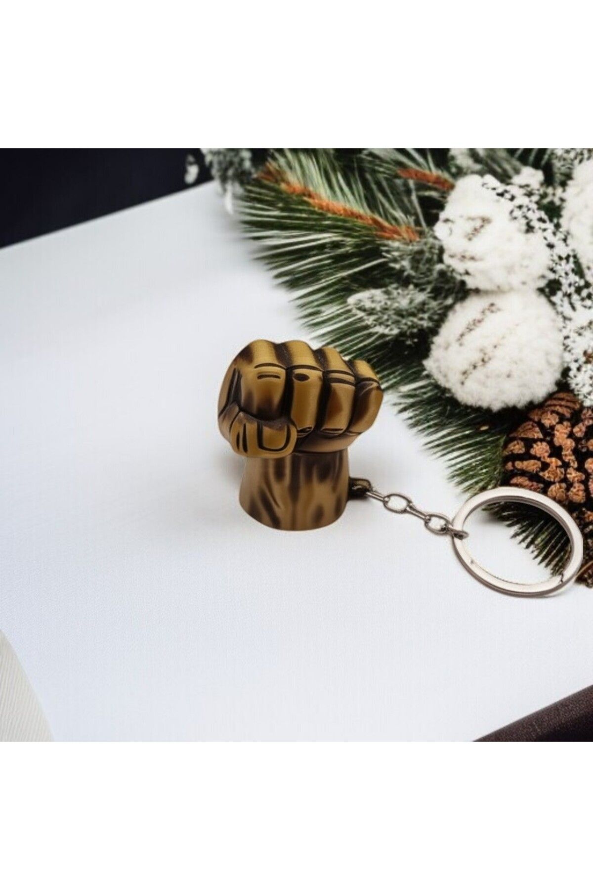 FAMEMUS ACCESSORY Metal Yumruk Tasarımlı Anahtarlık – Altın Renk..