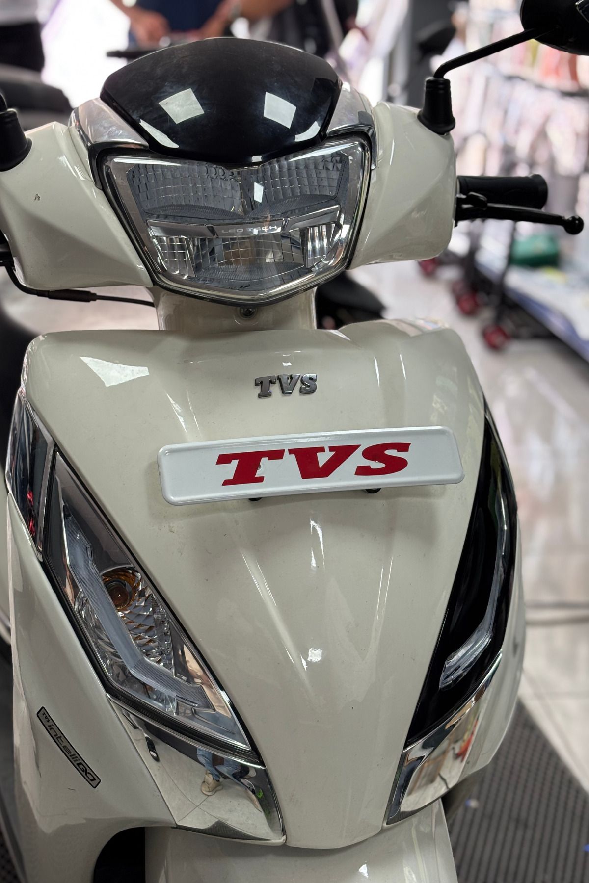 Banxtre TVS Jupiter için Ön Plakalık için Kırmızı TVS Yazısı Sticker Etiket (1 Adet)