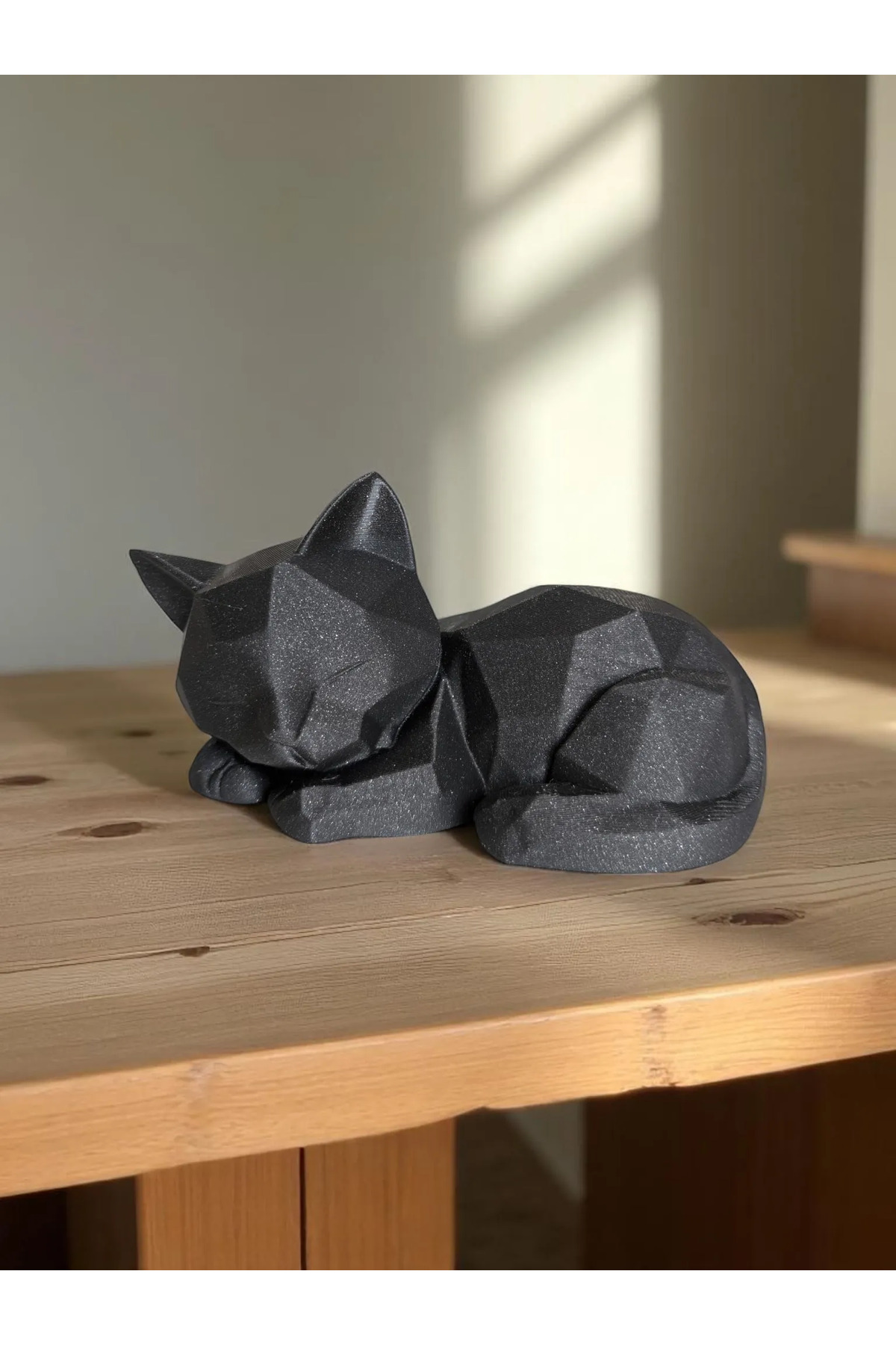 Simpatica figura di gatto addormentato - Oggetto da collezione Low Poly da 15 cm