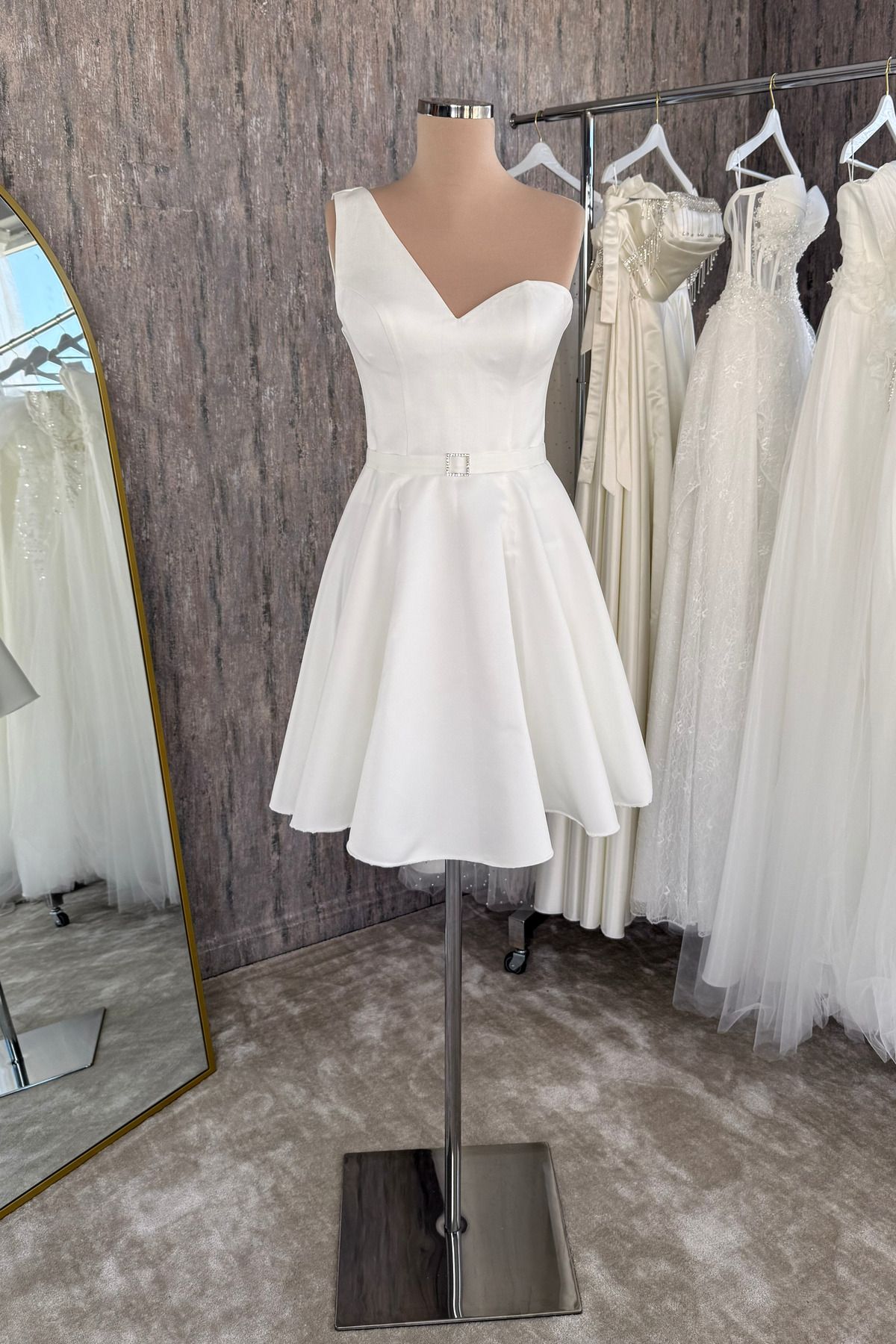 Lenta Moda Beyaz Tek Omuz Taşlı Kemer Detaylı Saten Mini Abiye ve Gece Elbisesi