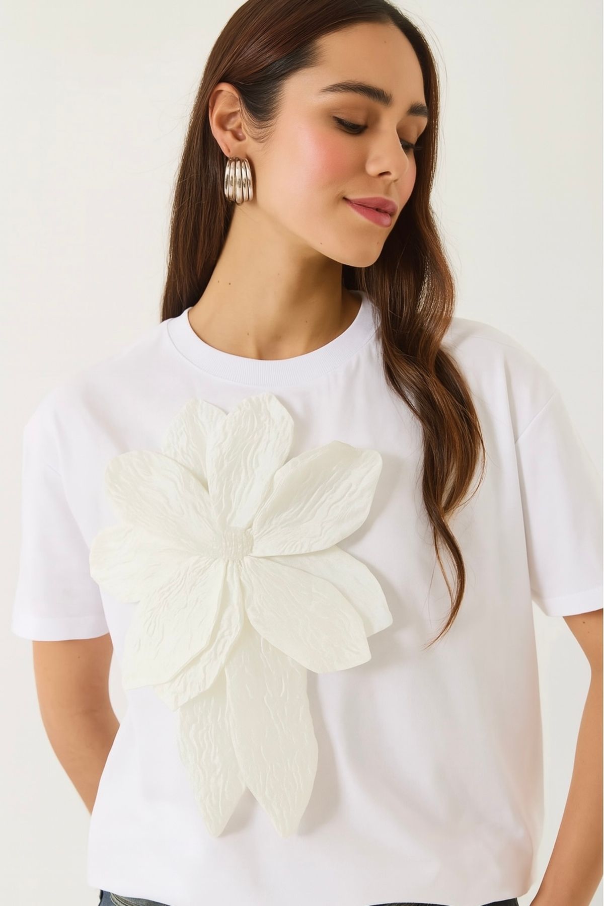 Noi Belis Çiçek Aksesuarlı %100 Pamuk Kısa Kol T-Shirt SS25TS0005