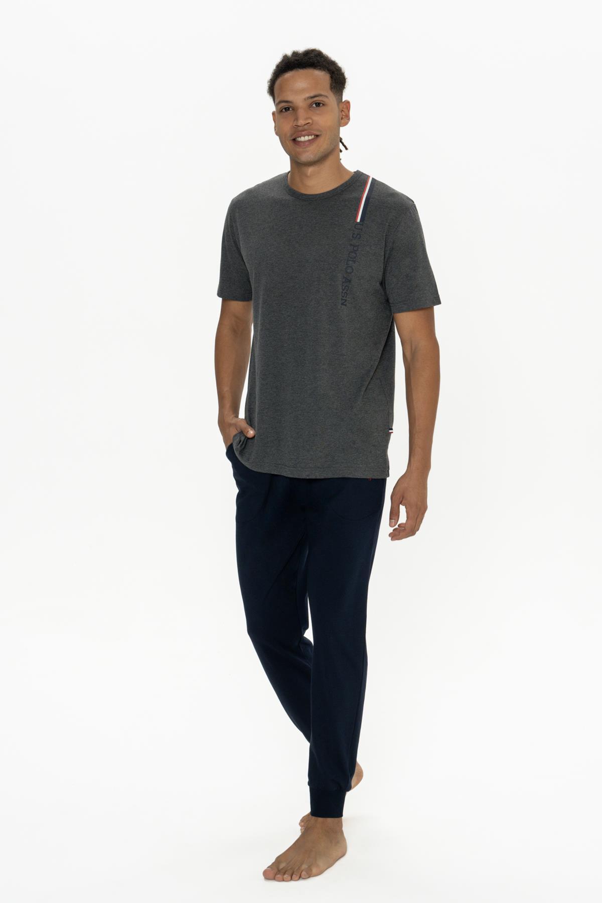 یو اس پولو ست لباس خواب مردانه یو اس پولو، یقه گرد، آستین کوتاه و اسلیم فیت، جیب دار