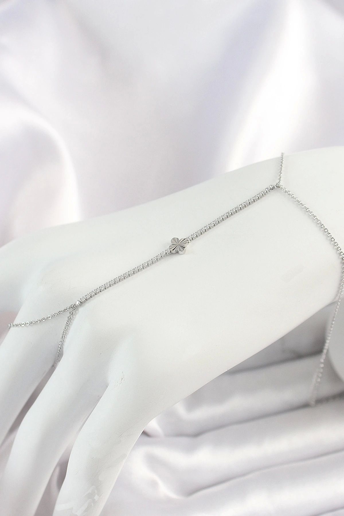 shopwave Pirinç Gümüş Renk Su Yolu Zirkon Taşlı Yonca Model Kadın Şahmeran