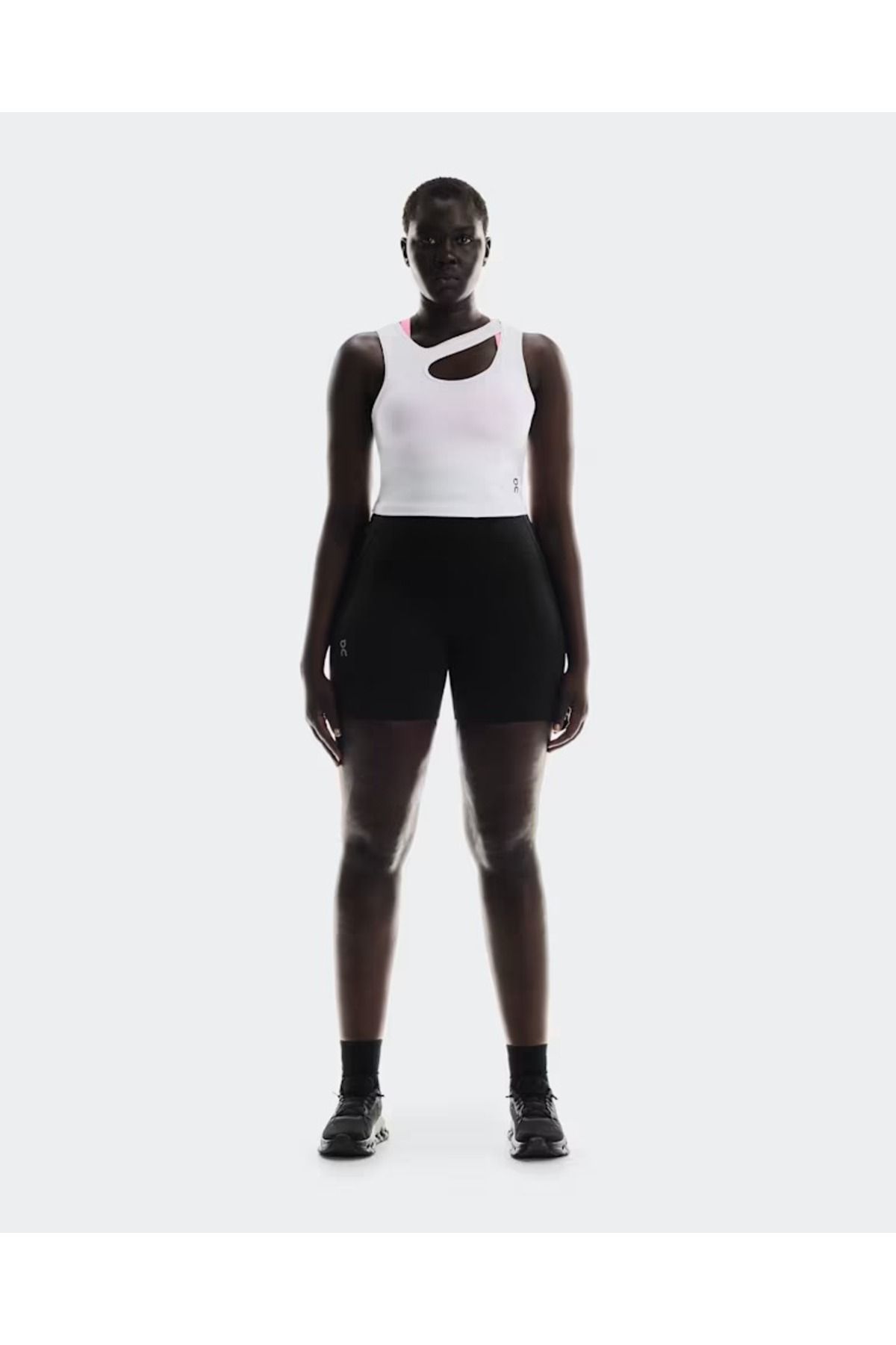 ON Studio Cut-Out Crop, Kesim Detaylı, Yumuşak Kumaşlı Kadın Spor Üstü