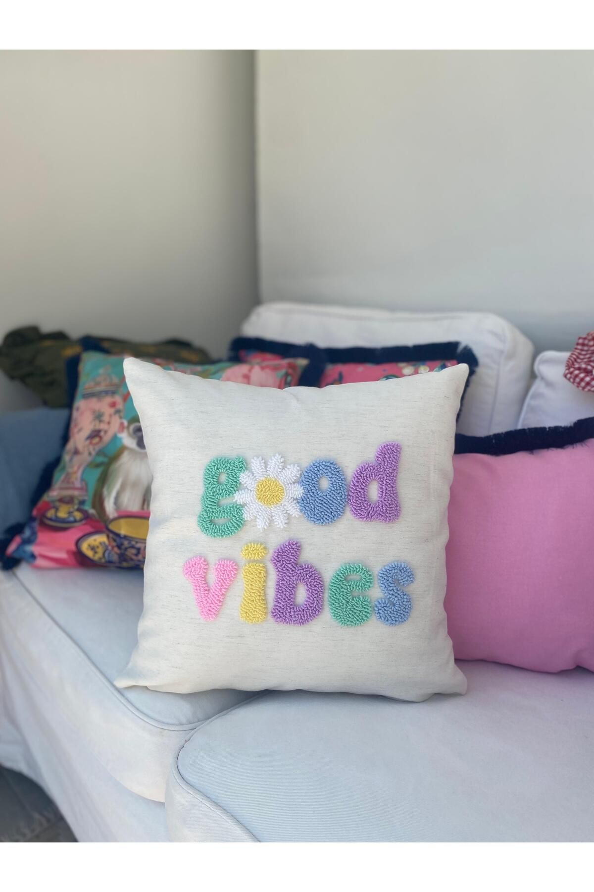 RahanDesign Good Vibes Yazılı Punch İşlemeli Pamuklu Kumaş Kırlent Kılıfı - 43x43cm - Punch Kırlent Kılıfı