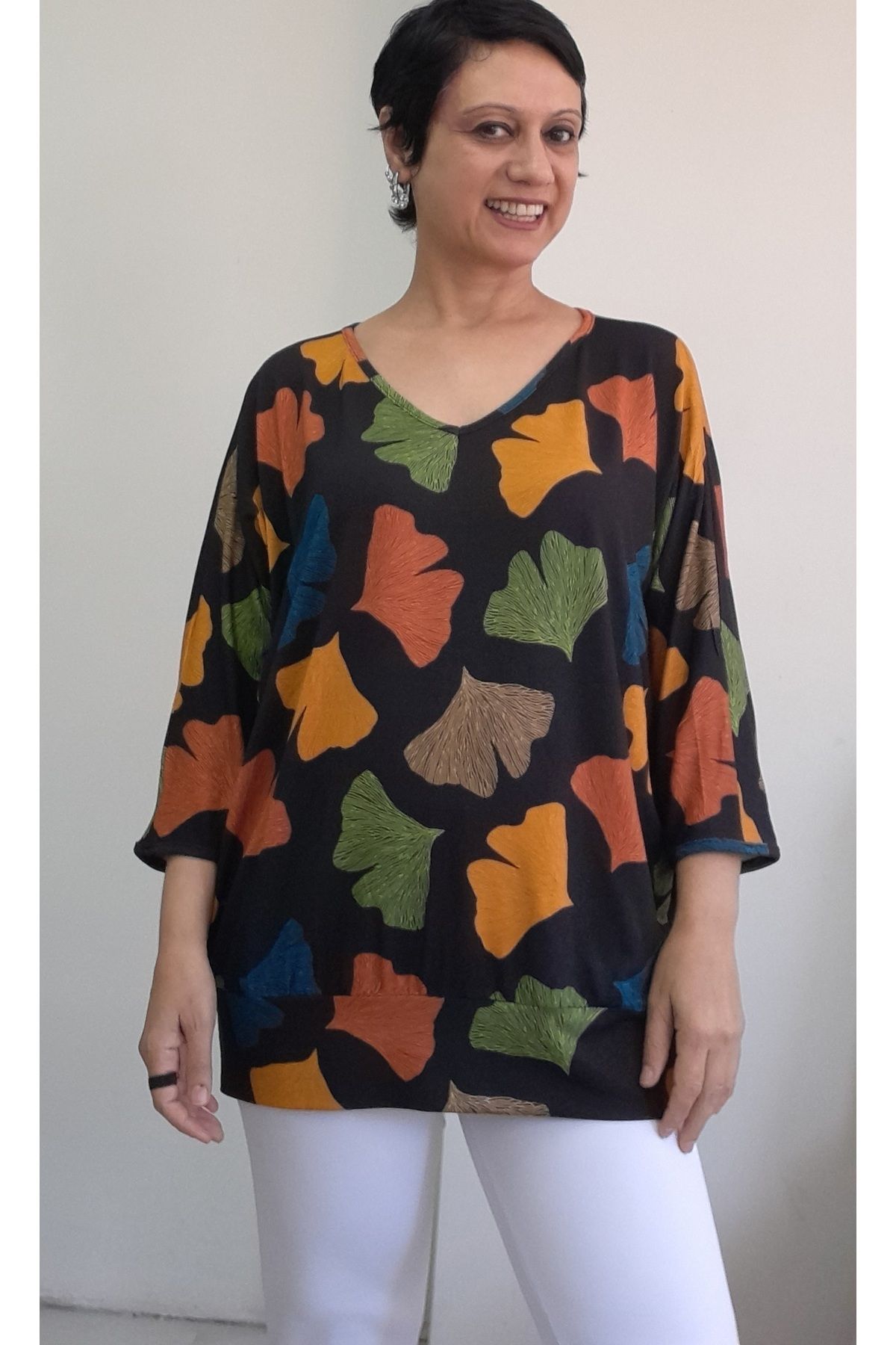 Mertcan Butik Siyah V yaka hardal yeşil turuncu yaprak desenli yarasa truvakar kol penye viskon tişört