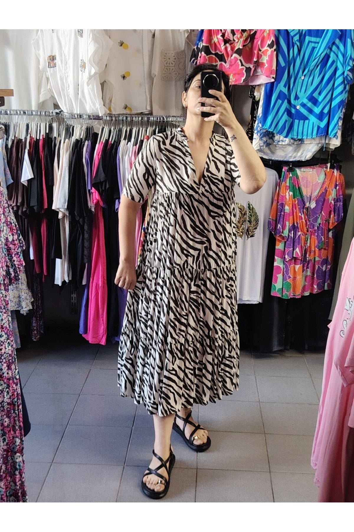 tellevolle derin v yaka robadan zebra desenli elbise