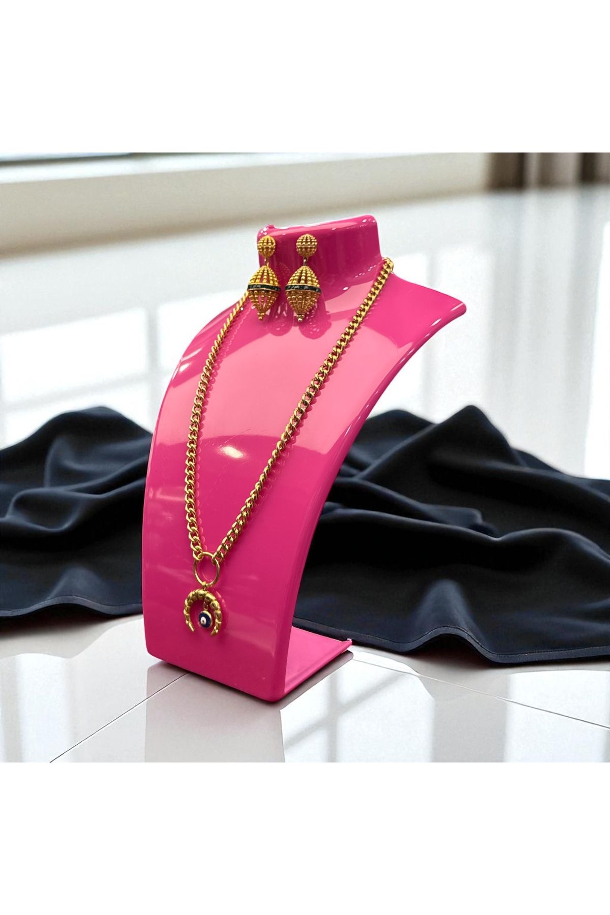 STAND MARKET Kolye Standı Akrilik Koyu Pembe 14x21 cm.