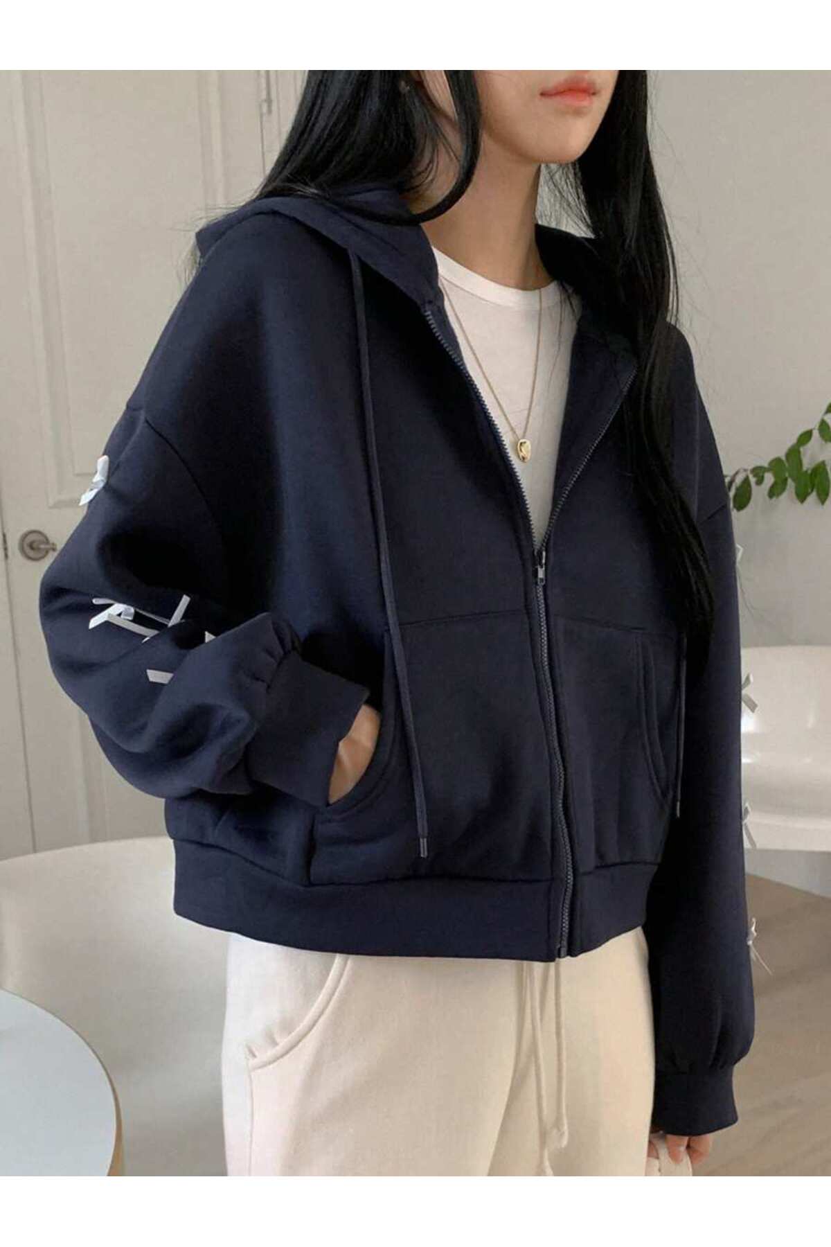 MOONBULL  Kadın Kolları Fiyonklu Detaylı Kapüşonlu Fermuarlı Crop Sweatshirt - Görsel 5