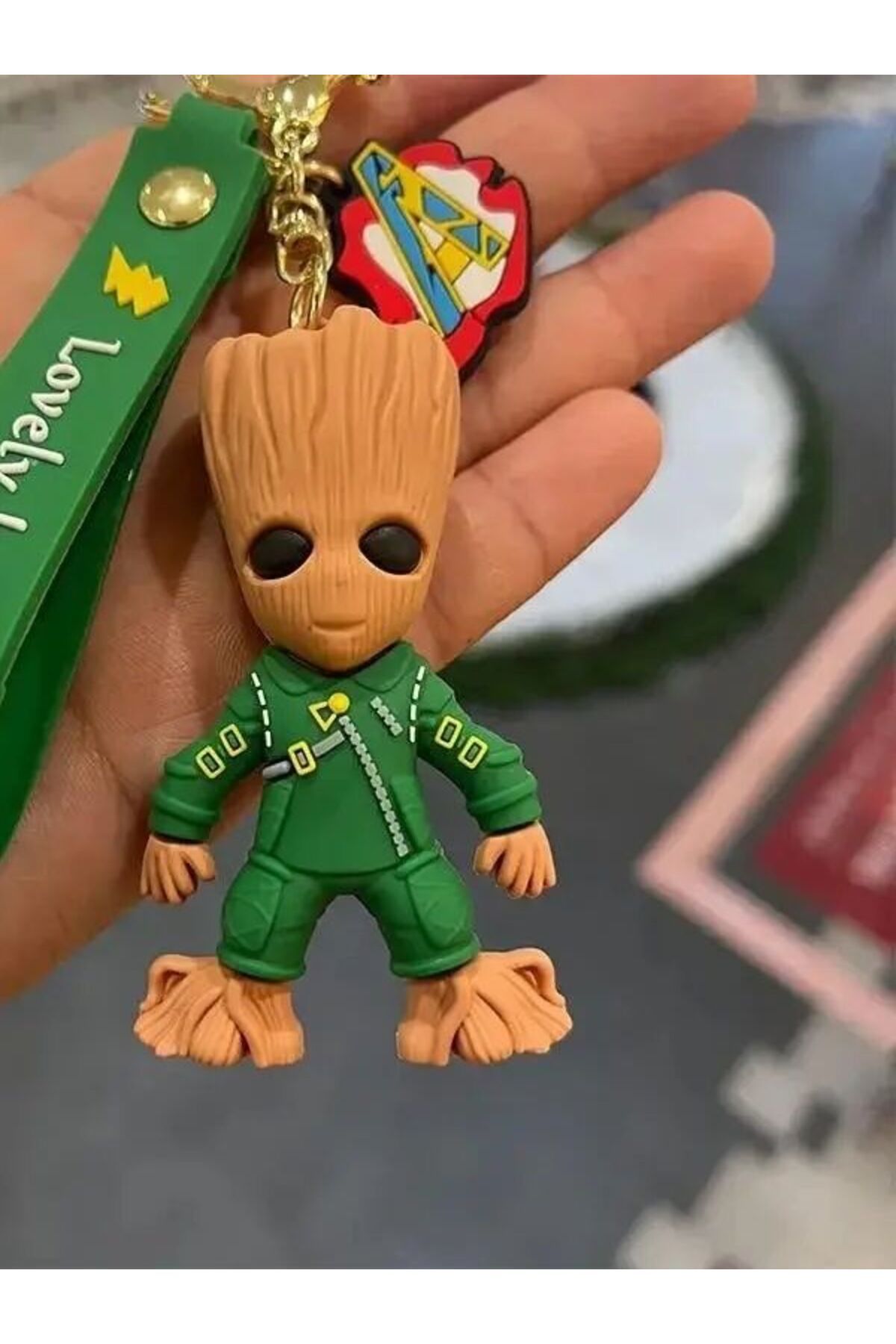 VerdeHome Baby Groot Anahtarlık–Marvel Temalı Film Karakteri Tasarımlı, Kauçuk Malzemeli, Yeşil Tulumlu Groot