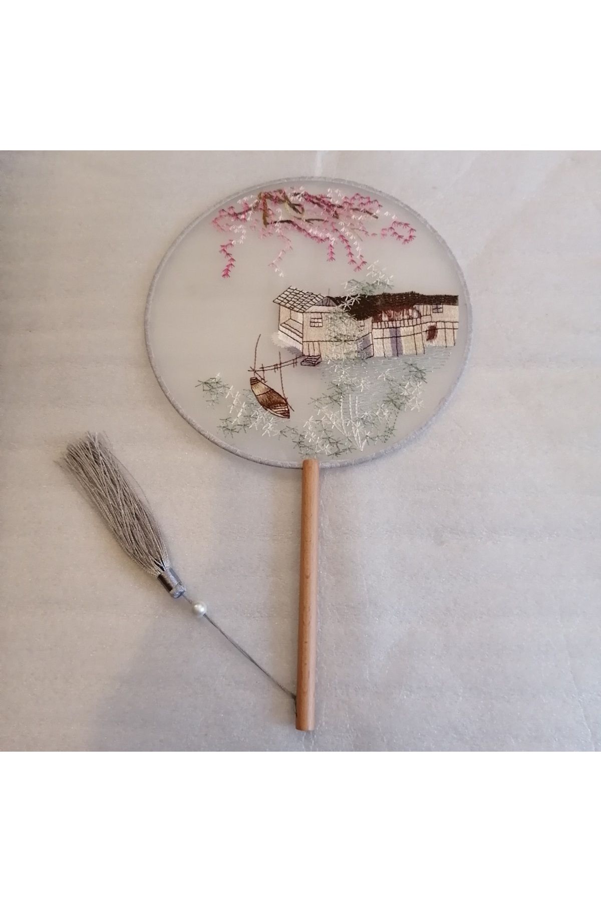 Butik Tülin Otantik çok renkli floş iplik kırma nakışlı ağaç kulübe ahşap saplı püsküllü yelpaze 55x20 cm Çin
