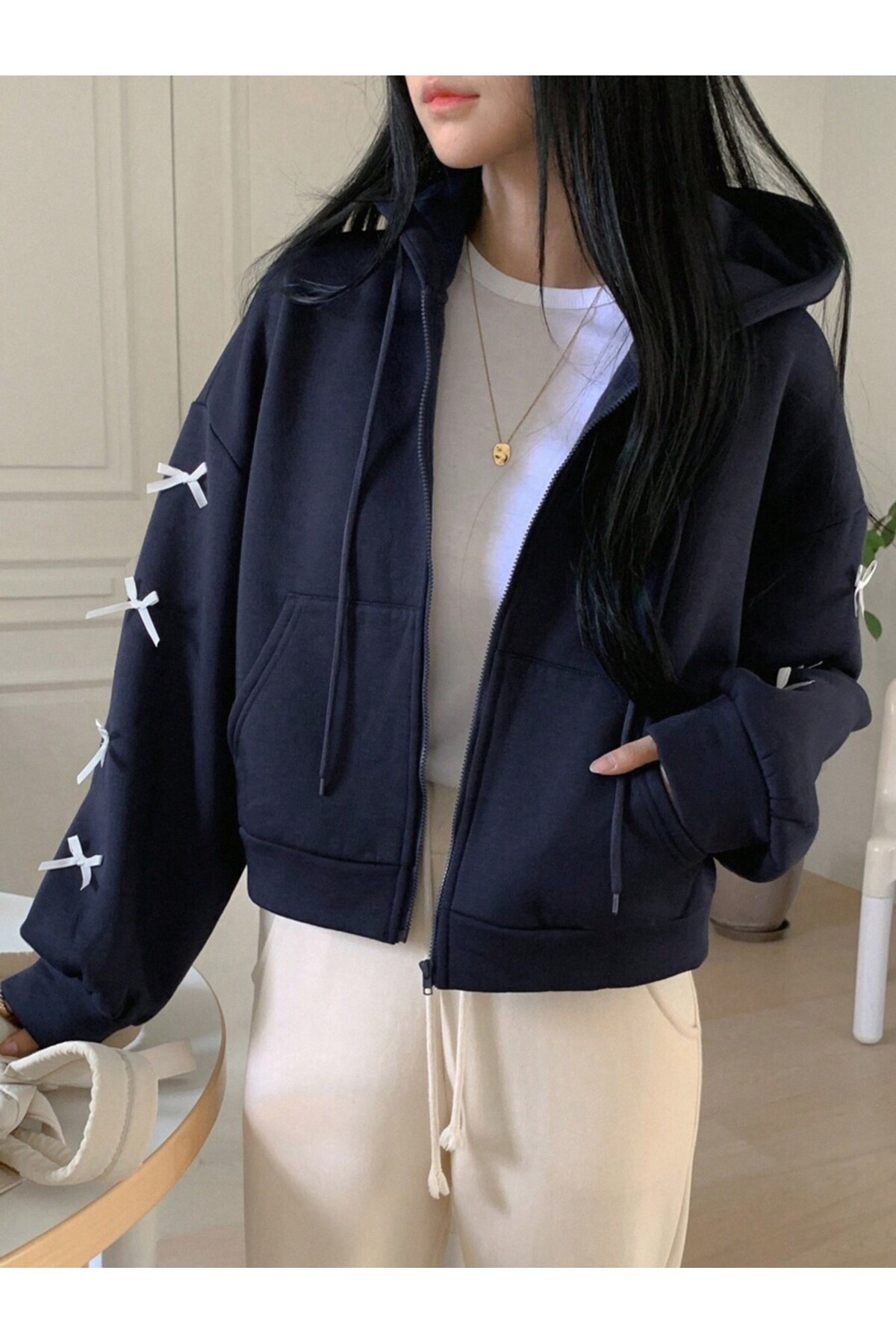 MOONBULL  Kadın Kolları Fiyonklu Detaylı Kapüşonlu Fermuarlı Crop Sweatshirt - Görsel 4