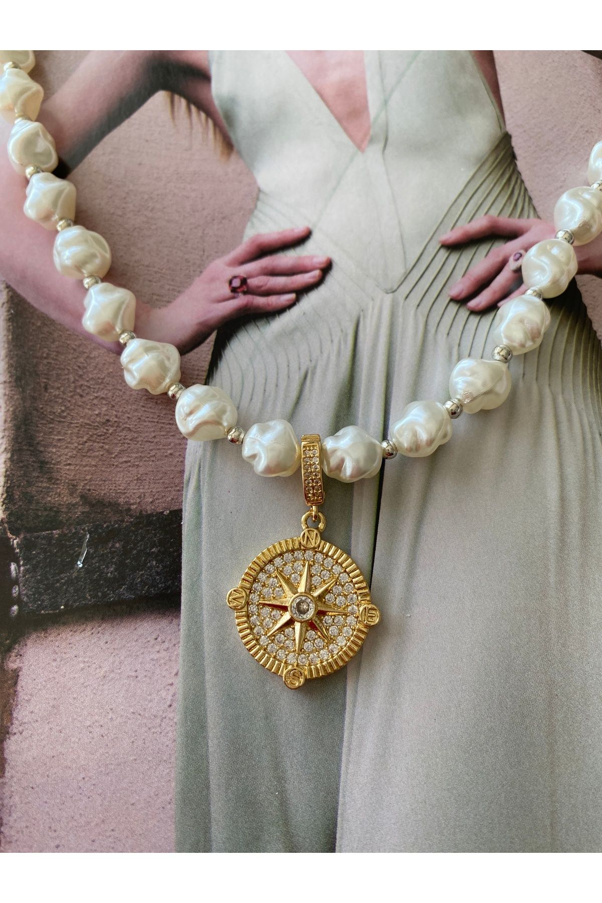 Pinery Jewels Kutup Yıldızı Madalyon İncili Yazlık Kadın Kolye – Modern ve Şık Tasarım