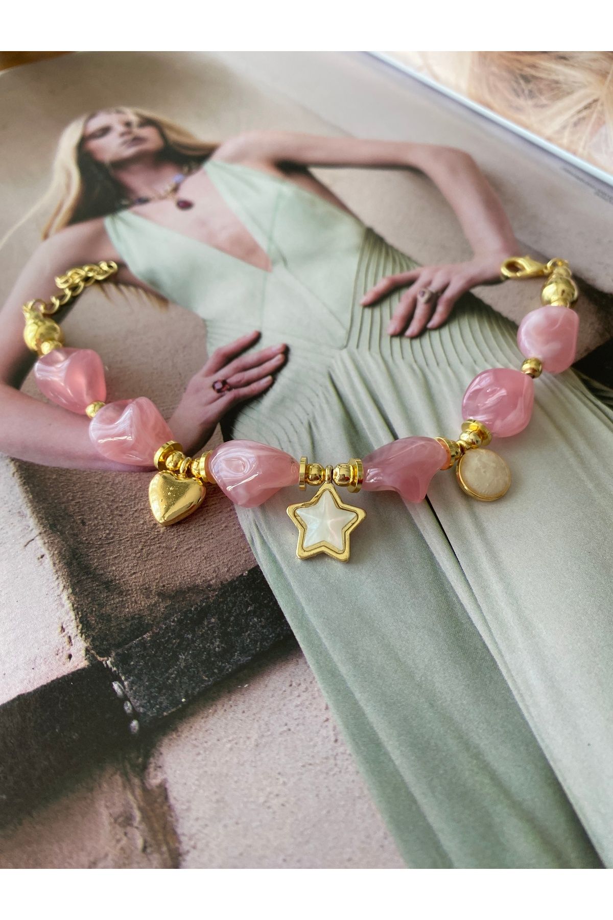 Pinery Jewels Pembe İri Taşlı Yazlık Kadın Bileklik – Modern ve Şık Tasarım