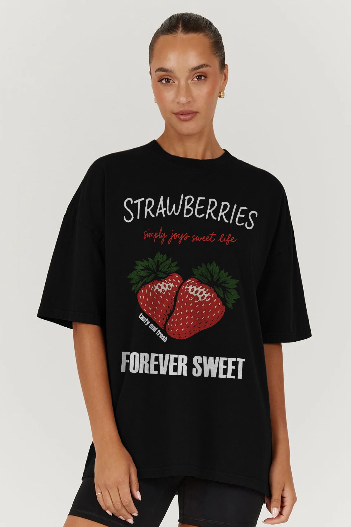 MODA Çilek Strawberries Forever Sweet Baskılı Oversize Kalıp Siyah Geniş Bol Kesim Kadın Tişört